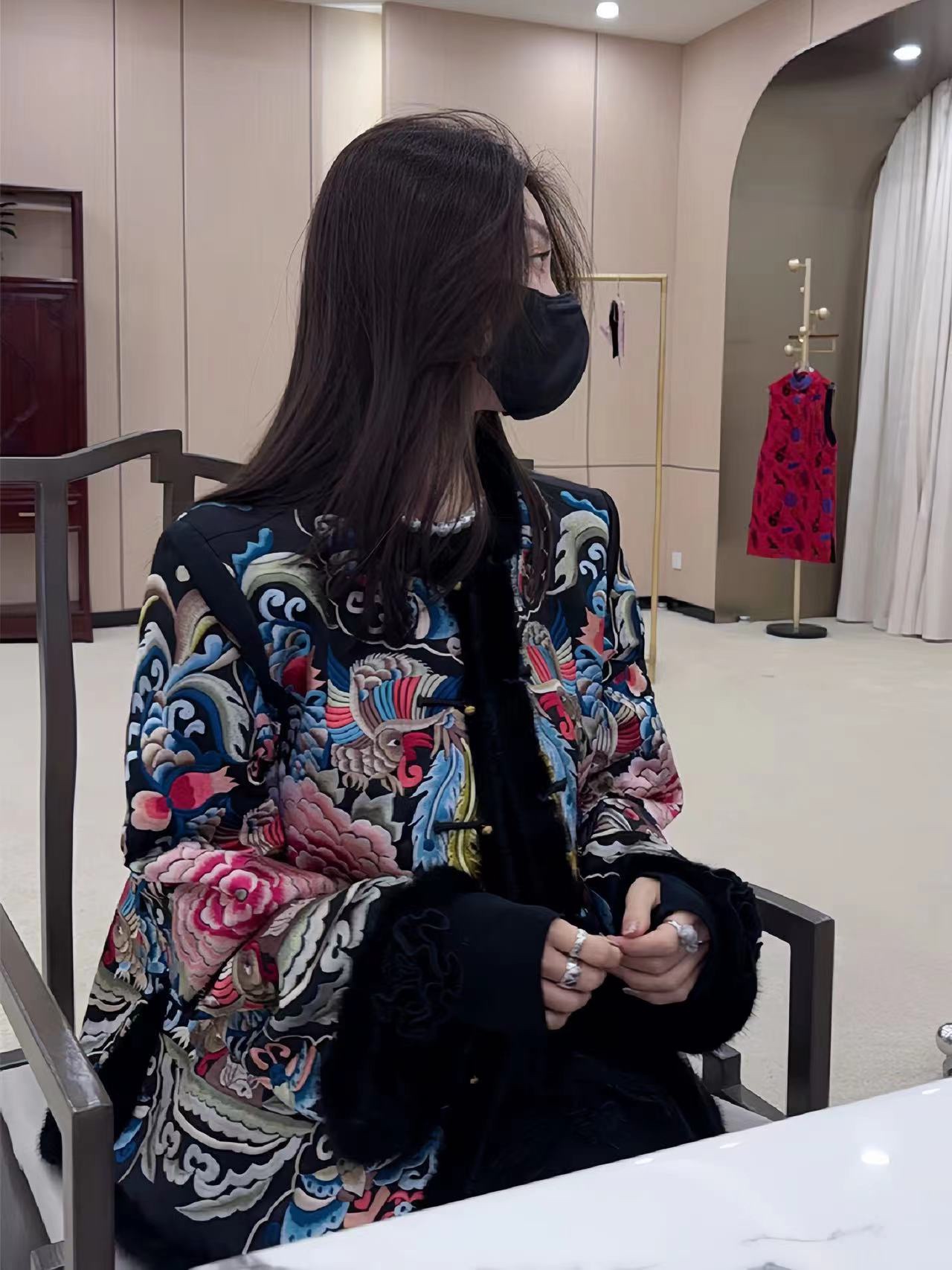 Luxurious Women’s Suit with Dust-Proof Bag, Embroidered Mink Coats, Customized Embroidery Sheets - 图片 3