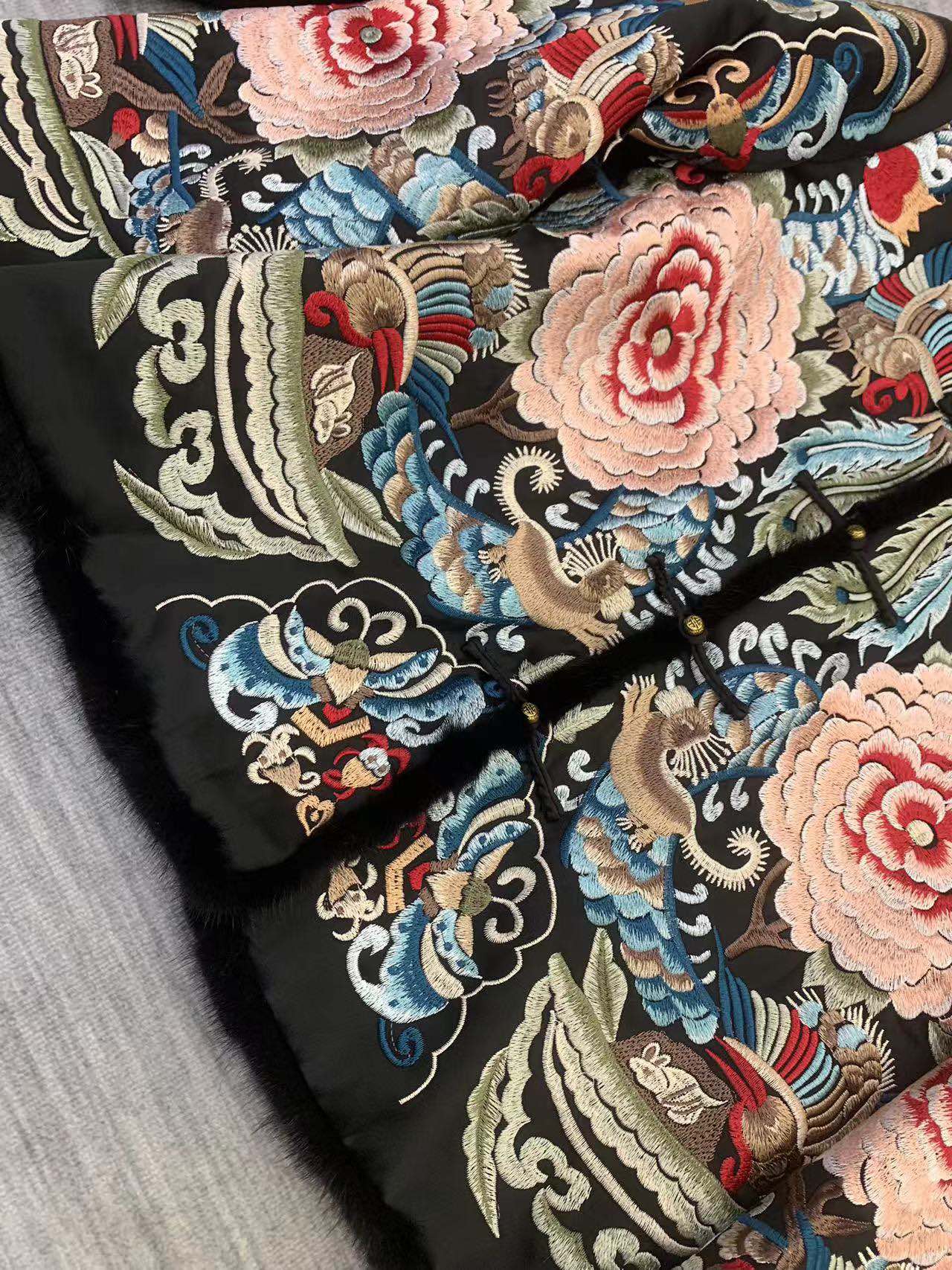 Luxurious Women’s Suit with Dust-Proof Bag, Embroidered Mink Coats, Customized Embroidery Sheets - 图片 8