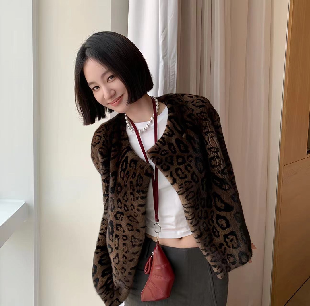 High-quality Women’s Suit with Leopard-Skin Ferret-Chain Fur Coat for Glamorous Style - 图片 3