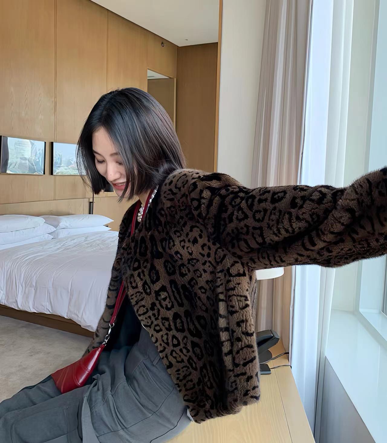 High-quality Women’s Suit with Leopard-Skin Ferret-Chain Fur Coat for Glamorous Style - 图片 4