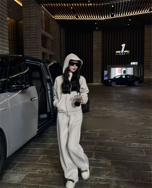 Minimalist Fleece Hoodie Set, Casual Two-Piece Sweatsuit for Women 1 Minimalist Fleece Hoodie Set, Casual Two-Piece Sweatsuit for Women
