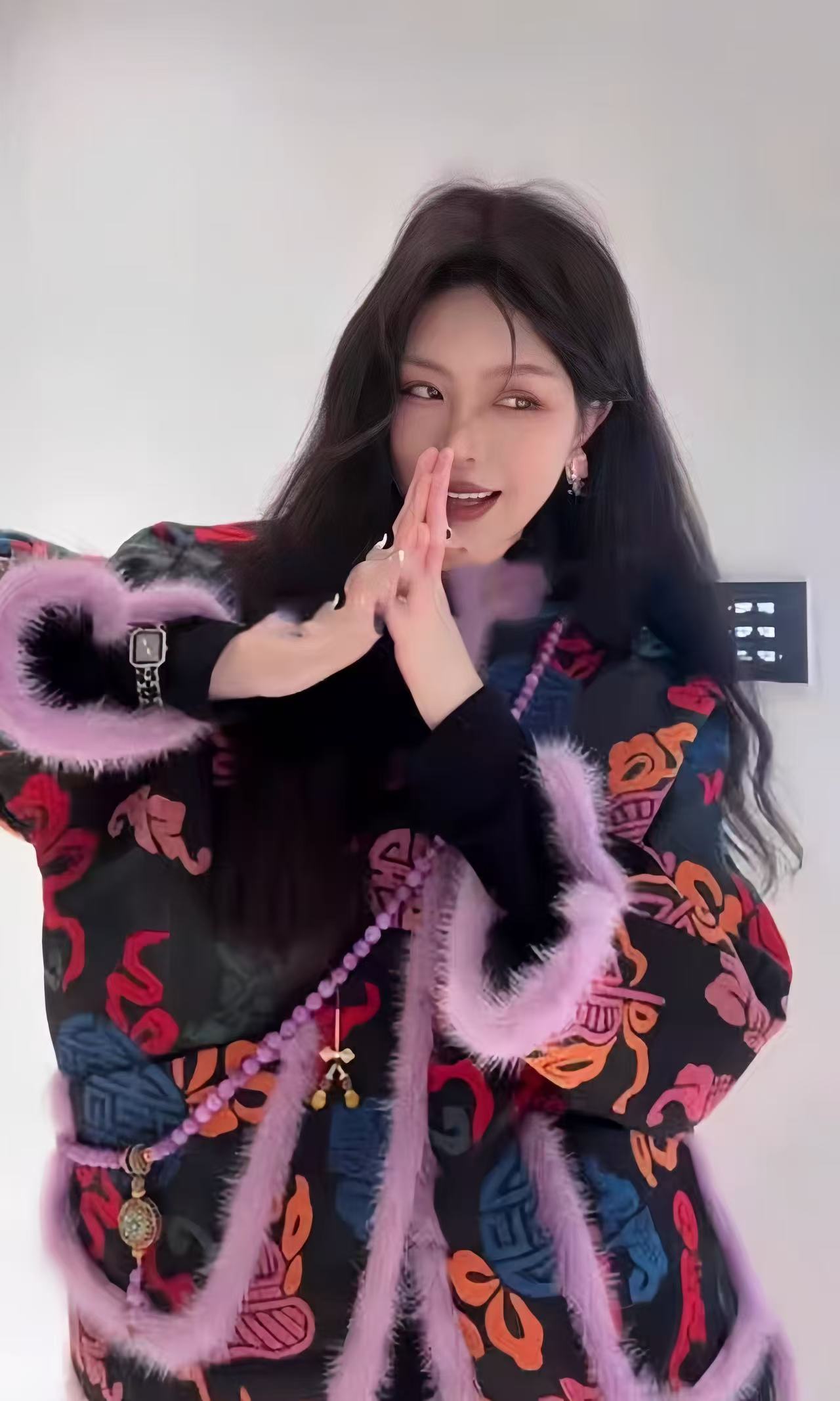 “High-Quality Women’s Outfits: Dustproof CDs & Luxurious Mink Coats in Seconds” - 图片 5
