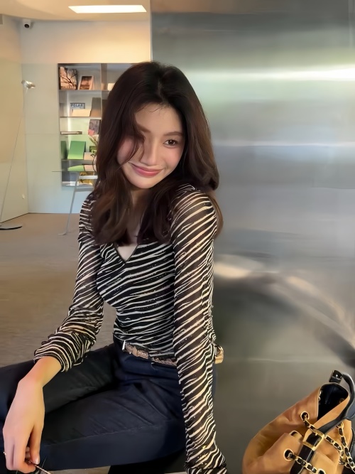 Elegant Striped V-Neck Long Sleeve Top - Stylish & Comfortable Fit 1 Elegant Striped V-Neck Long Sleeve Top - Stylish & Comfortable Fit