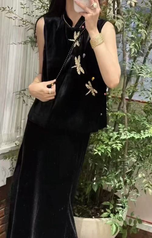 Elegant Velvet Vest with Dragonfly Embroidery, Chinese Style Sleeveless Top 1 Elegant Velvet Vest with Dragonfly Embroidery, Chinese Style Sleeveless Top