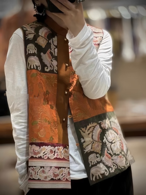 Elegant Embroidered Patchwork Vest, Sleeveless Jacket with Chinese Style 1 Elegant Embroidered Patchwork Vest, Sleeveless Jacket with Chinese Style