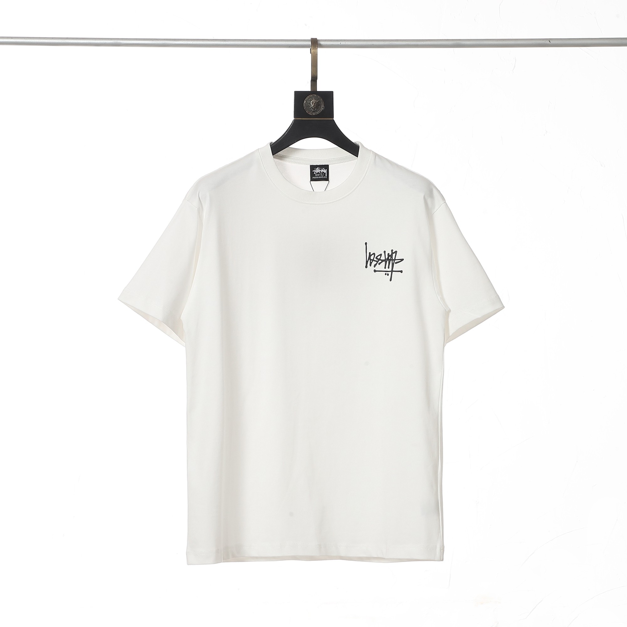 P145


🌸   斯图西   短袖圆领T恤  280g  纯棉  手感质感都极完美！裁剪设计干净利落！简单又好看！走线做工非常精致！版型效果超赞！  采用进口定制定染面料 时尚不失奢华 品质毋庸置疑 上身效果超赞💂🏿 单品任何年龄阶段都可轻松驾驭   简单大方！
颜色：三标齐全  
码数：M，L，xL，xxL