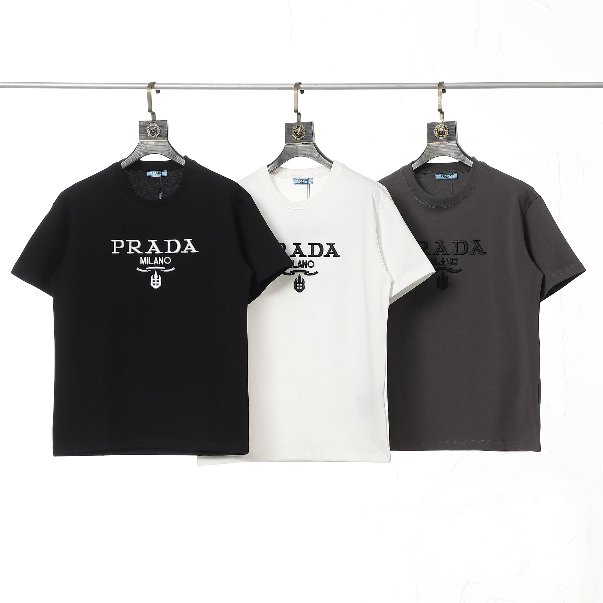 P145
新款 长年有货 🌸 普拉达Prada 短袖圆领T恤 280g 纯棉 手感质感都极完美!裁剪设计干净利落!简单又好看!走线做工非常精致!版型效果超赞! 采用进口定制定染面料 时尚不失奢华 品质毋庸置疑 上身效果超赞💂🏿 单品任何年龄阶段都可轻松驾驭 简单大方!
颜色:三标齐全
码数:M,L,xL,xxL