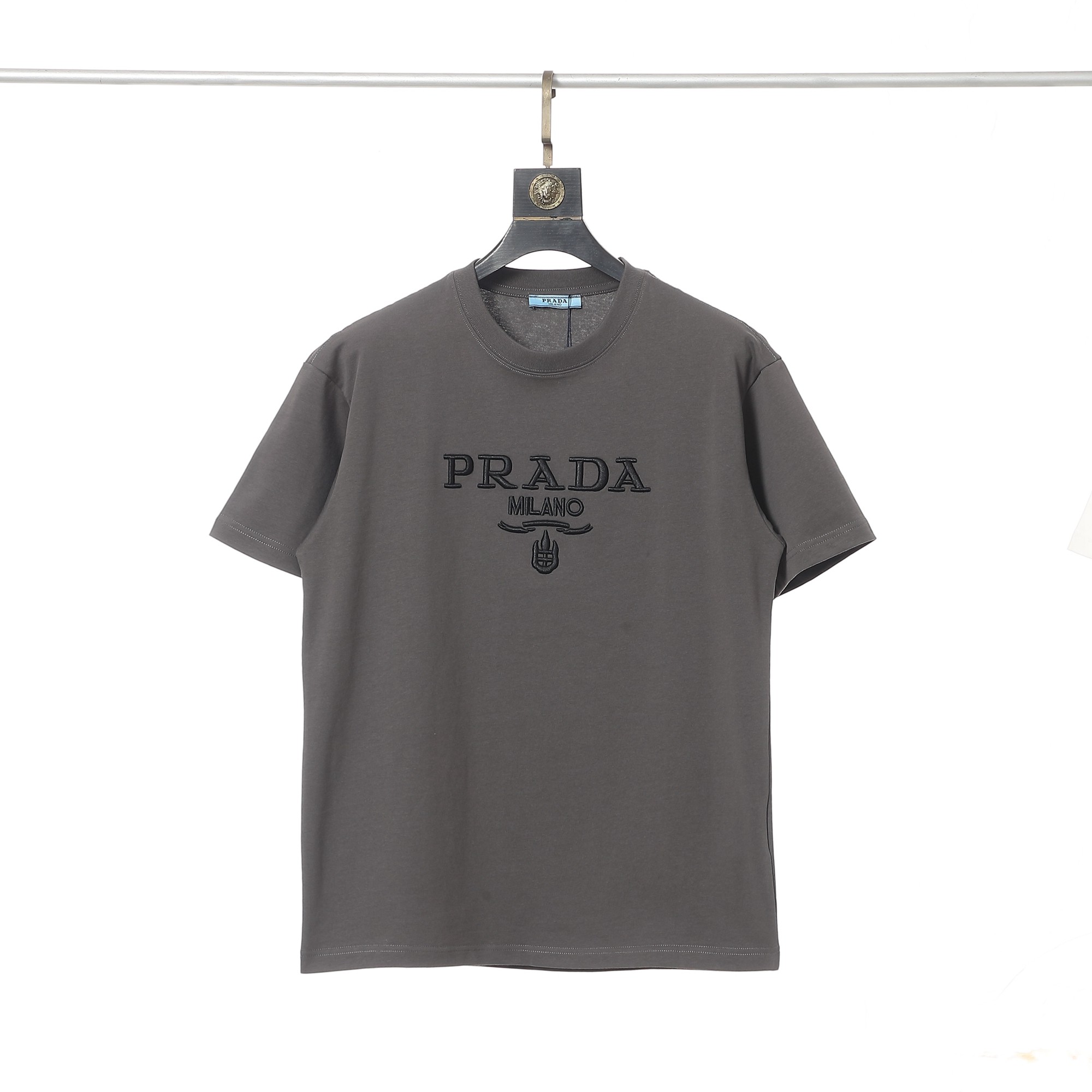 P145
新款 长年有货 🌸 普拉达Prada 短袖圆领T恤 280g 纯棉 手感质感都极完美!裁剪设计干净利落!简单又好看!走线做工非常精致!版型效果超赞! 采用进口定制定染面料 时尚不失奢华 品质毋庸置疑 上身效果超赞💂🏿 单品任何年龄阶段都可轻松驾驭 简单大方!
颜色:三标齐全
码数:M,L,xL,xxL