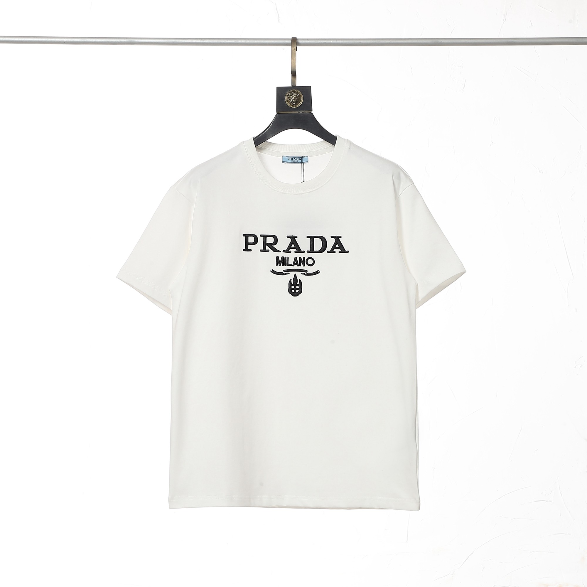 P145
新款 长年有货 🌸 普拉达Prada 短袖圆领T恤 280g 纯棉 手感质感都极完美!裁剪设计干净利落!简单又好看!走线做工非常精致!版型效果超赞! 采用进口定制定染面料 时尚不失奢华 品质毋庸置疑 上身效果超赞💂🏿 单品任何年龄阶段都可轻松驾驭 简单大方!
颜色:三标齐全
码数:M,L,xL,xxL