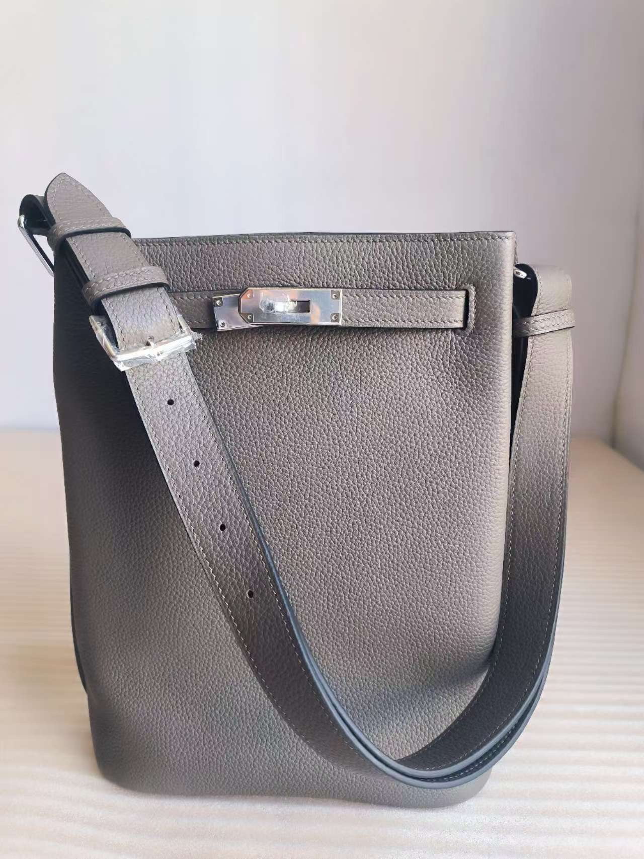 NO:713939,SoKelly22x30.5x11cm original togo leather shoulder crossbody bag shoulder strap adjustable length, wax line made of pewter gray, Hermes, hermes, satchels, crossbody bags, Hermes,19860909SoKelly22x30.5x11cm 原版togo皮 肩背斜挎包肩带可调节长短,蜡线制作锡器灰,爱马仕,hermes,satchels,crossbody bags,Hermes,,Bag