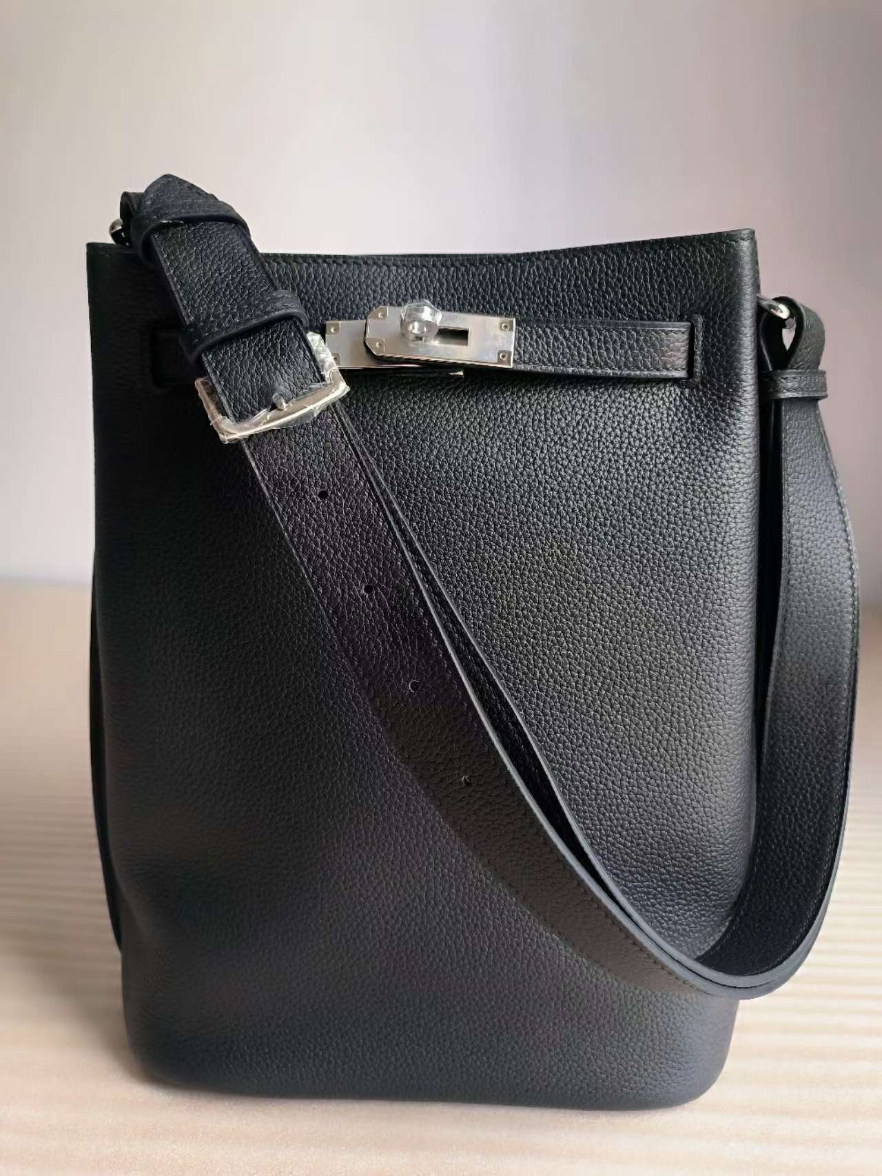 NO:713943,SoKelly22x30.5x11cm original togo leather shoulder crossbody bag shoulder strap adjustable length, wax line production black, Hermes, hermes, satchels, crossbody bags, Hermes,19860909SoKelly22x30.5x11cm 原版togo皮 肩背斜挎包肩带可调节长短,蜡线制作黑色,爱马仕,hermes,satchels,crossbody bags,Hermes,,Bag