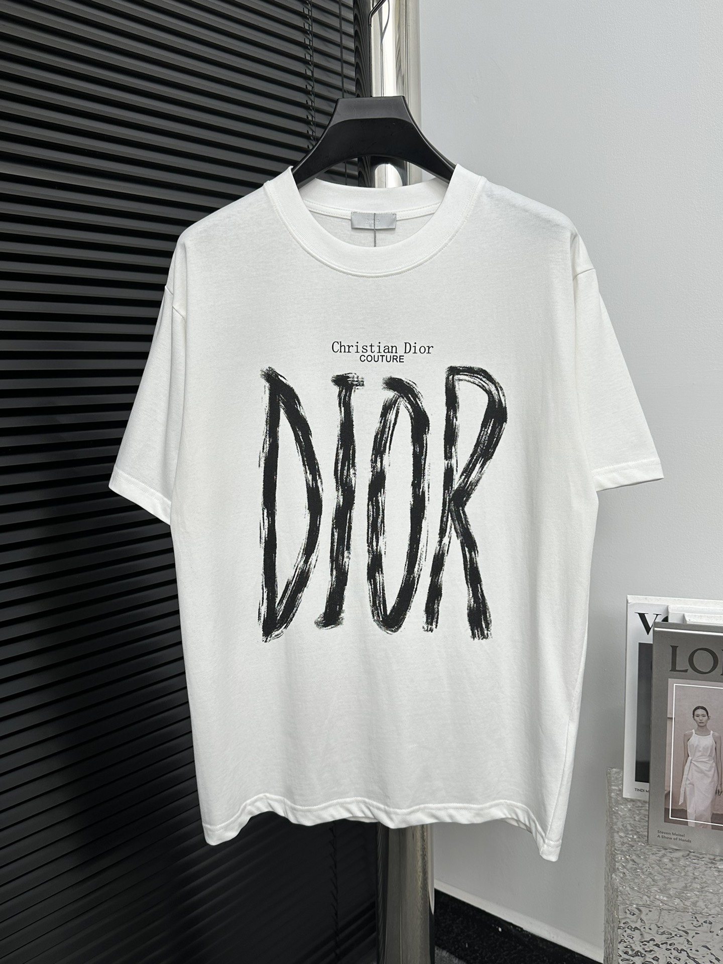 [Dior] Camiseta de manga corta estampada con letras Dior 24ss pintadas a mano. La tela está hecha de puro algodón peina…