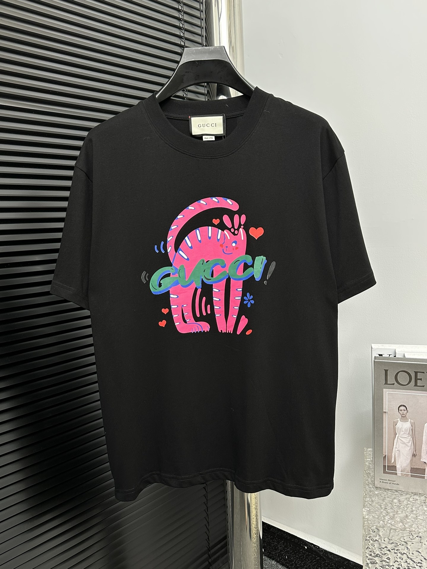 【Gucci】古驰24ss字母印花短袖T恤 定制260克同缸染面料手感非常舒服 春夏最新砖柜同步os落肩版型时尚又个性超级百搭好看的一款 男女都非常合适人手必备款吊牌 领标 水洗麦三标齐全 颜色：黑色 白色 尺码：XS-L