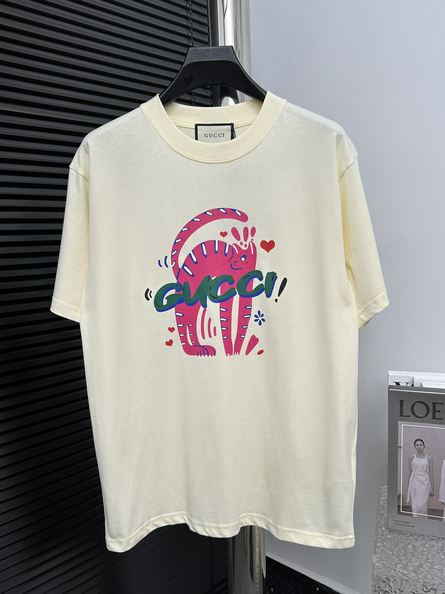 【Gucci】古驰24ss字母印花短袖T恤 定制260克同缸染面料手感非常舒服 春夏最新砖柜同步os落肩版型时尚又个性超级百搭好看的一款 男女都非常合适人手必备款吊牌 领标 水洗麦三标齐全 颜色：黑色 米色 尺码：XS-L