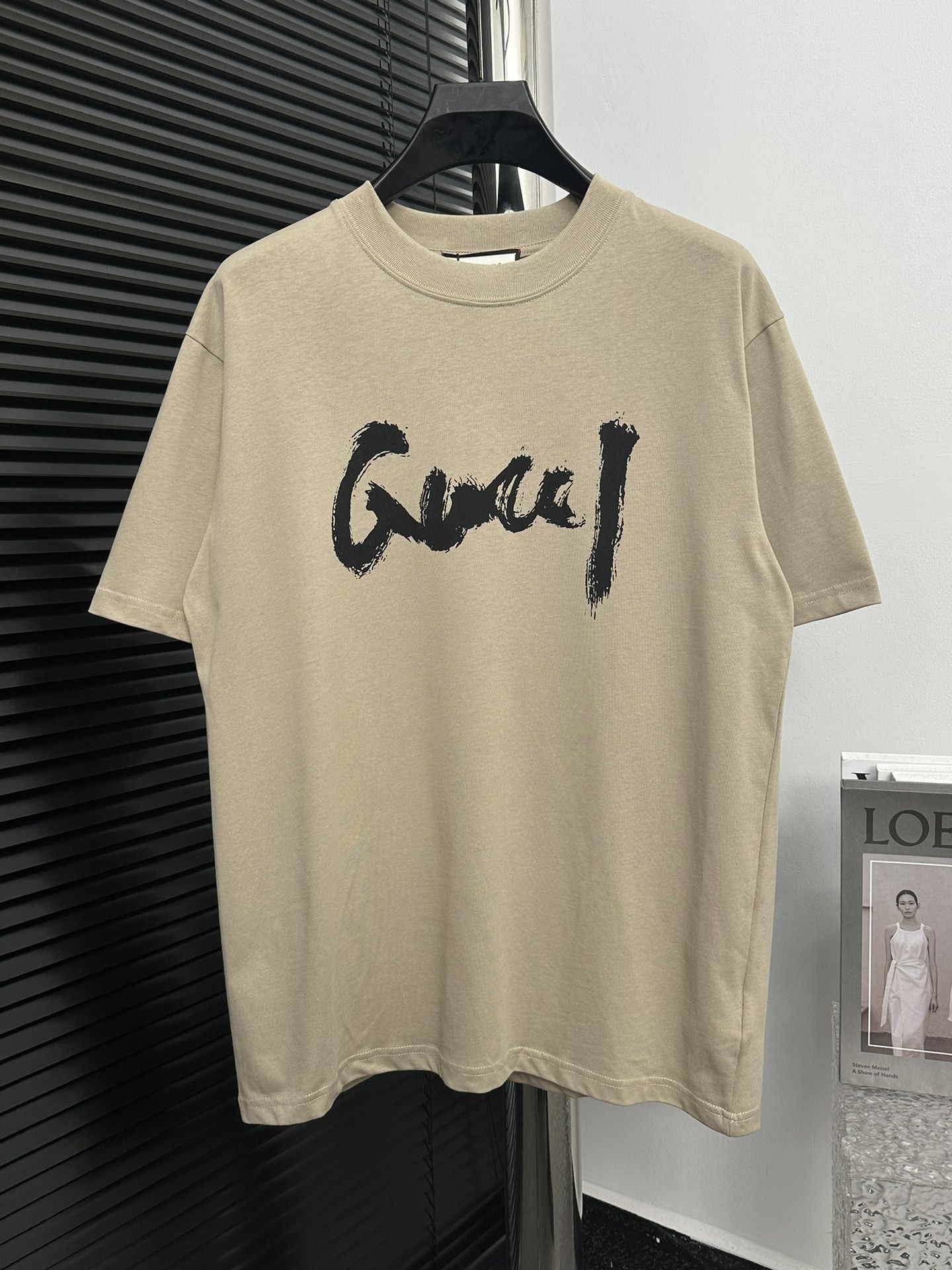【Gucci&巴黎】联名2024早春系列高克重短袖面料手感细腻，采用260g双纱棉面料 高密度的机织工艺，如棉絮般柔紧致舒适 有挺括感，上身十分显型~ 精致饱满有质感将品牌的档次感完美呈现，无论内搭还是单穿都超级有型 宽松版型裁剪，随意上…
