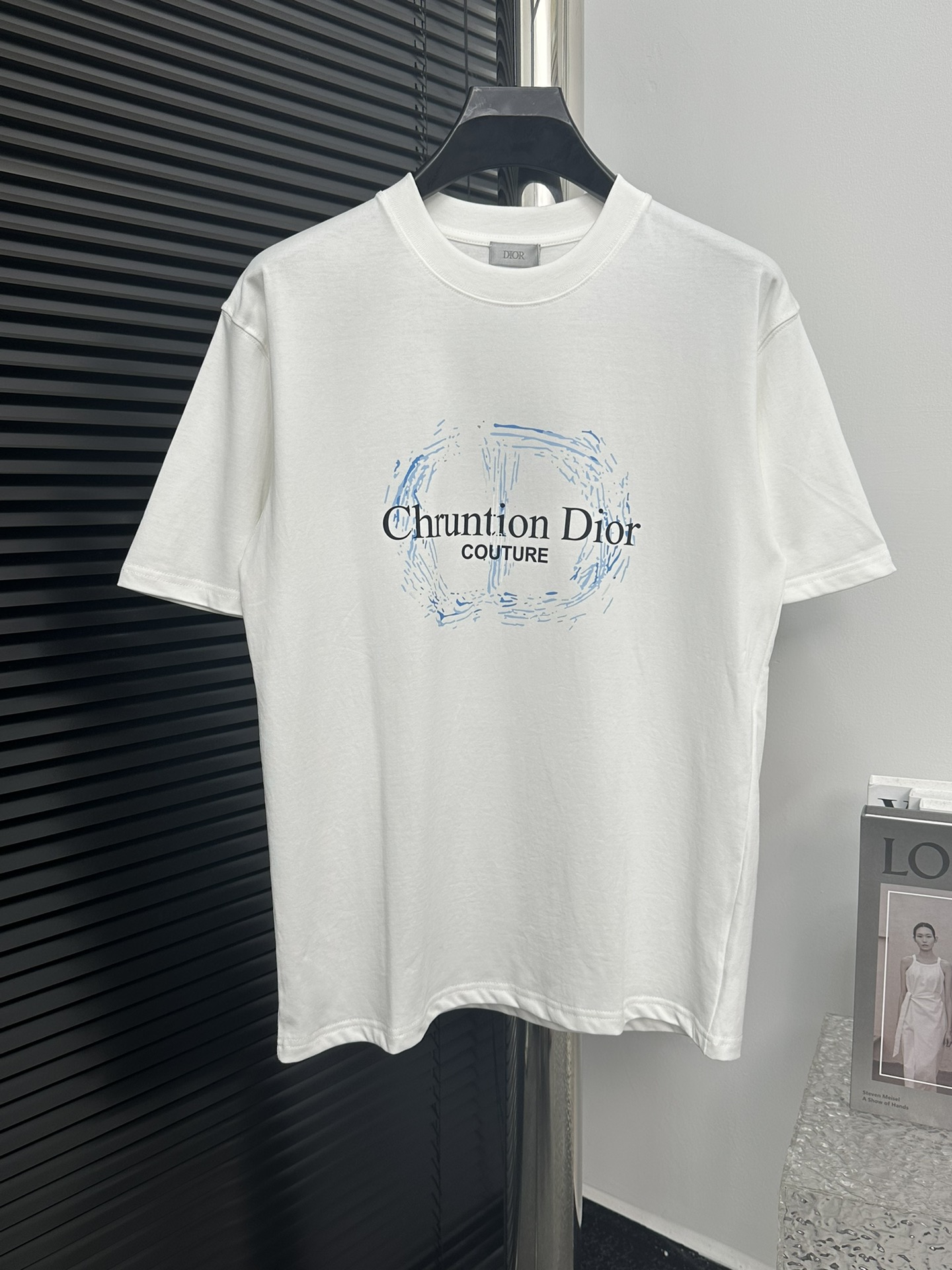 [DIOR] Camiseta de manga corta estampada Dior 24SS. Patrón de impresión del logotipo de la marca súper icónico. La impr…