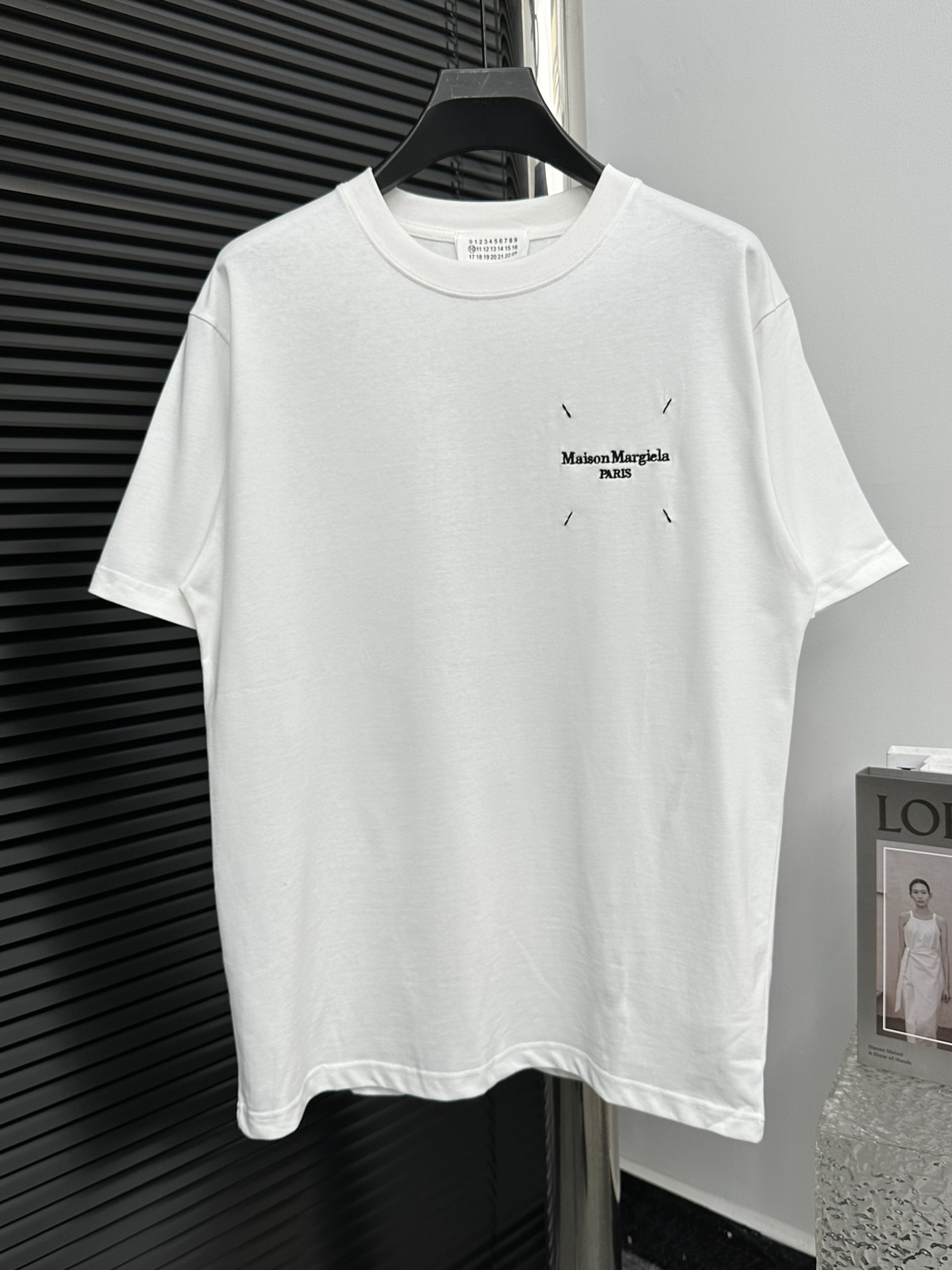 【mm6 Maquila】clásico logo número estampado camiseta de manga corta con cuello redondo logo refinado, inspirado en los o…