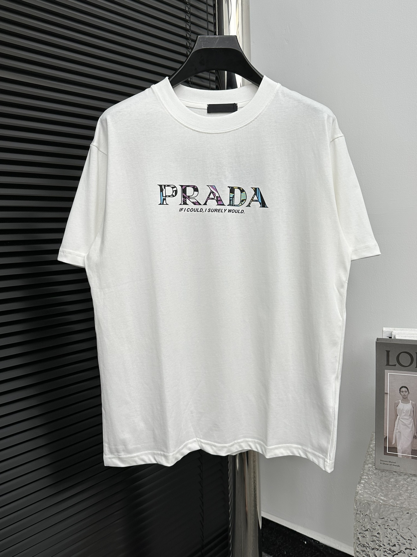 【Prada】Camiseta de manga corta de algodón puro con estampado para parejas, último modelo 2024 de Prada. Algodón persona…