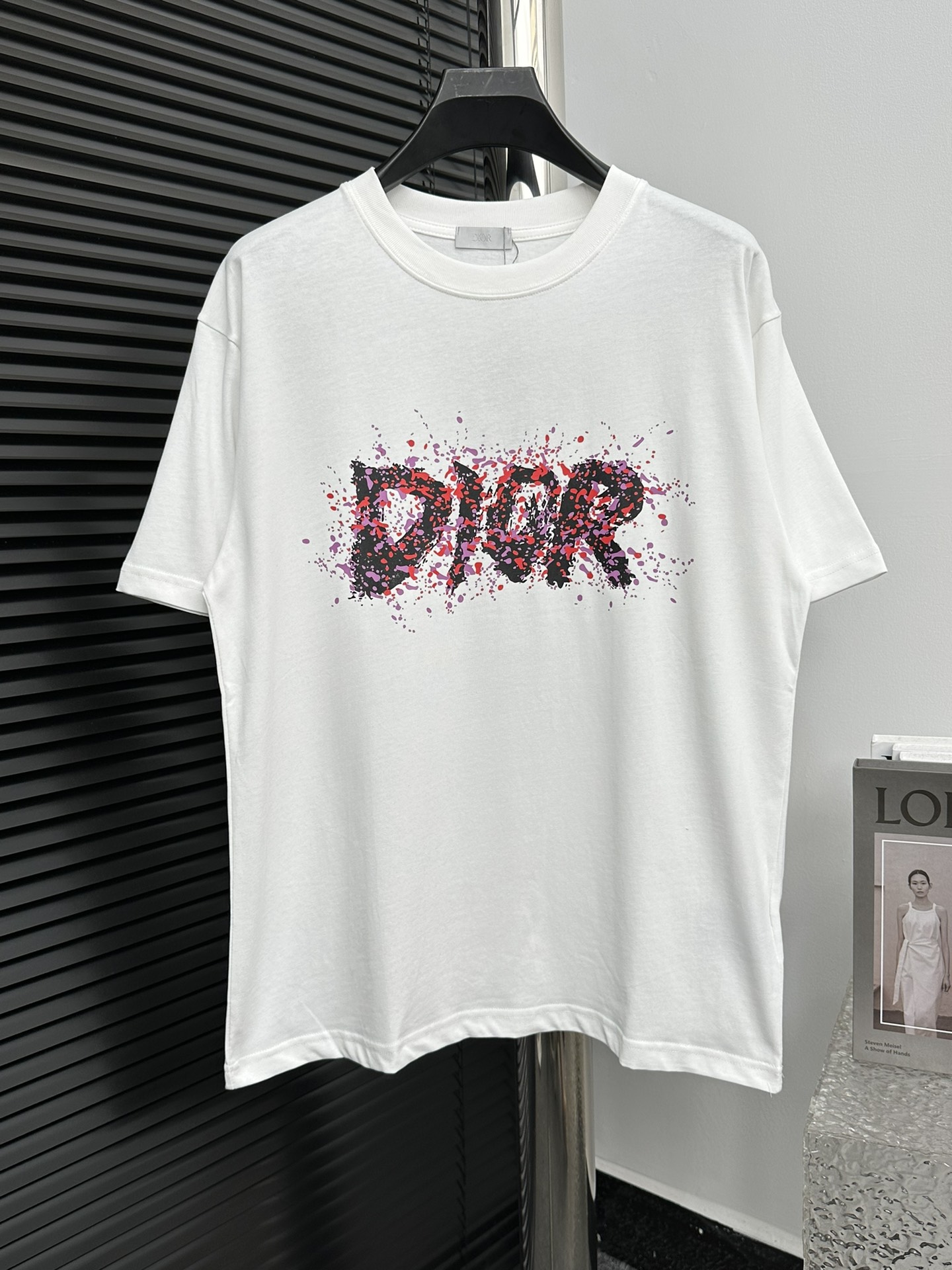 [Dior] Camisa de espuma Dior 24ss pintada a mano con letras de manga corta. La tela está hecha de puro algodón peinado …