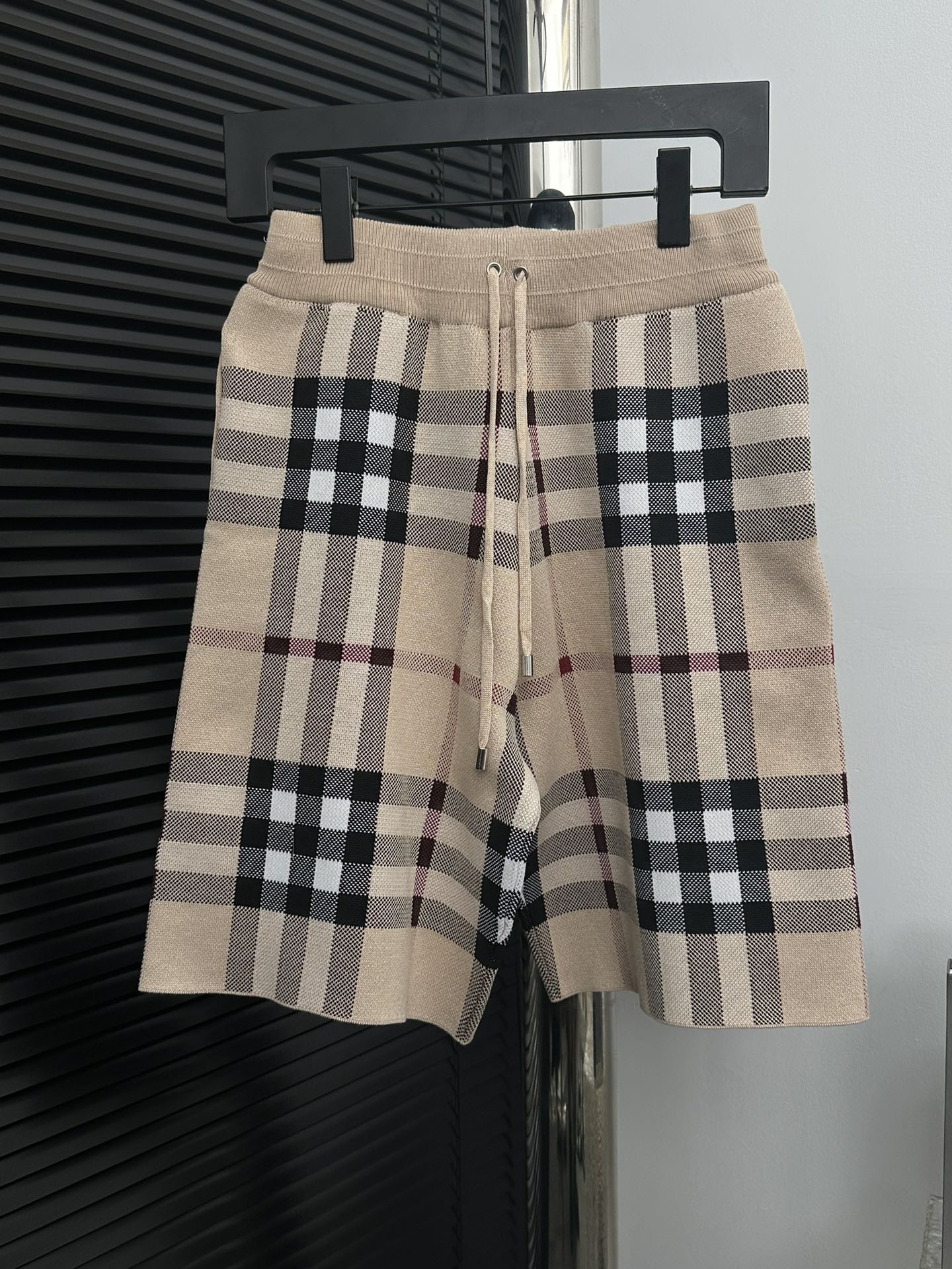 【Burberry】Nuevos pantalones cortos de punto para primavera/verano 2024, tejido personalizado con textura de g…
