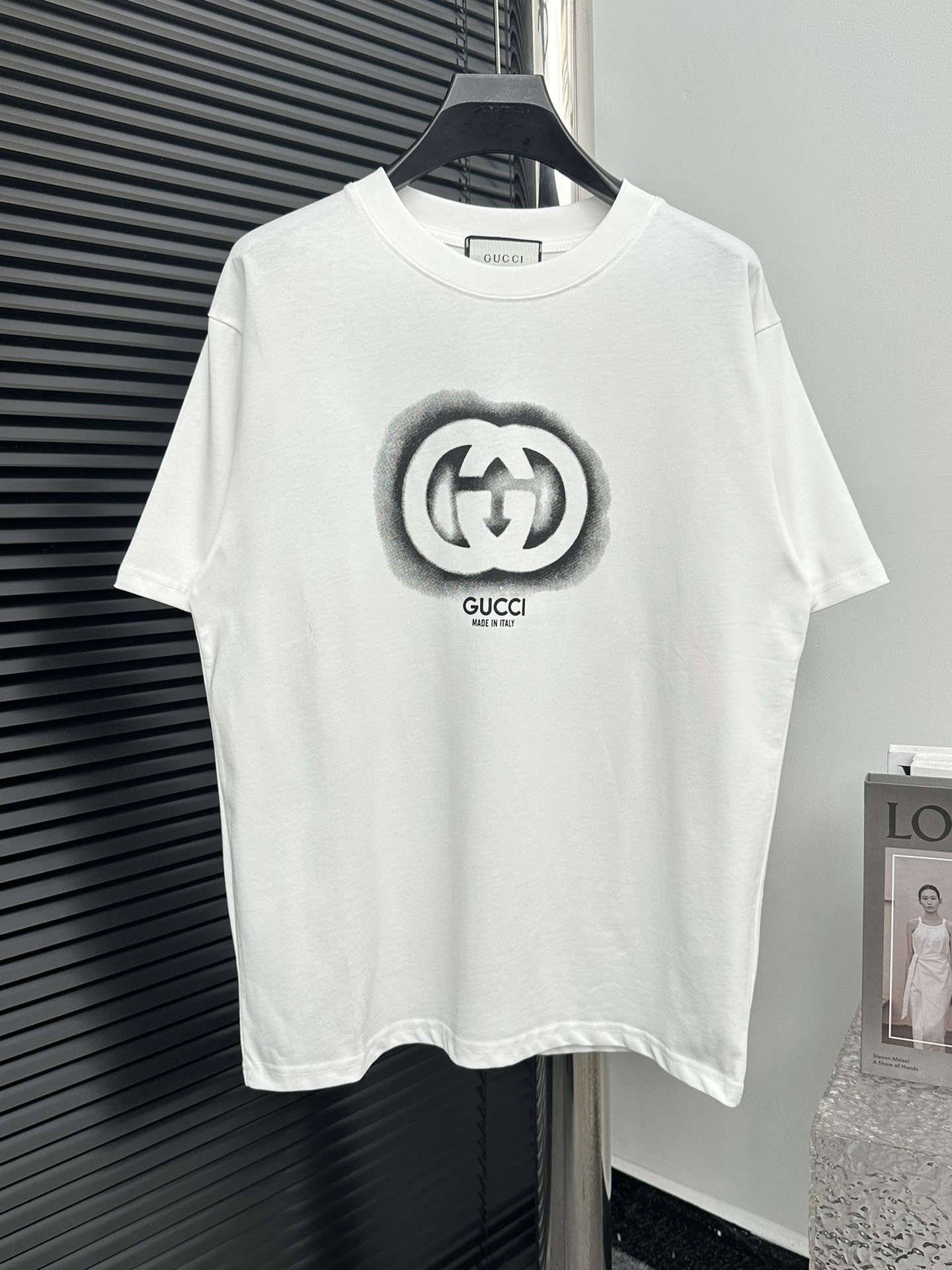 【Gucci】Gucci 𝟮𝟰𝘀𝘀 camiseta de cuello redondo de manga corta con logo de doble botón. Tejido de algodón 100% de 260g…
