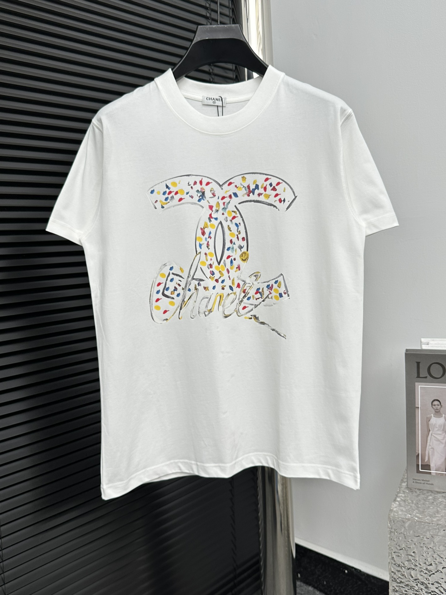 Camiseta de manga corta CHANEL con estampado de graffiti y logo, con técnica de estampado, algodón puro suave, teñido a…