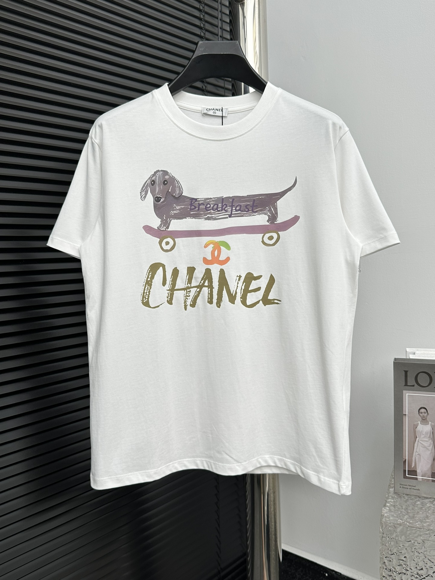 Camiseta de manga corta CHANEL 24SS con estampado de perro y graffiti, con técnica de estampado, algodón puro…