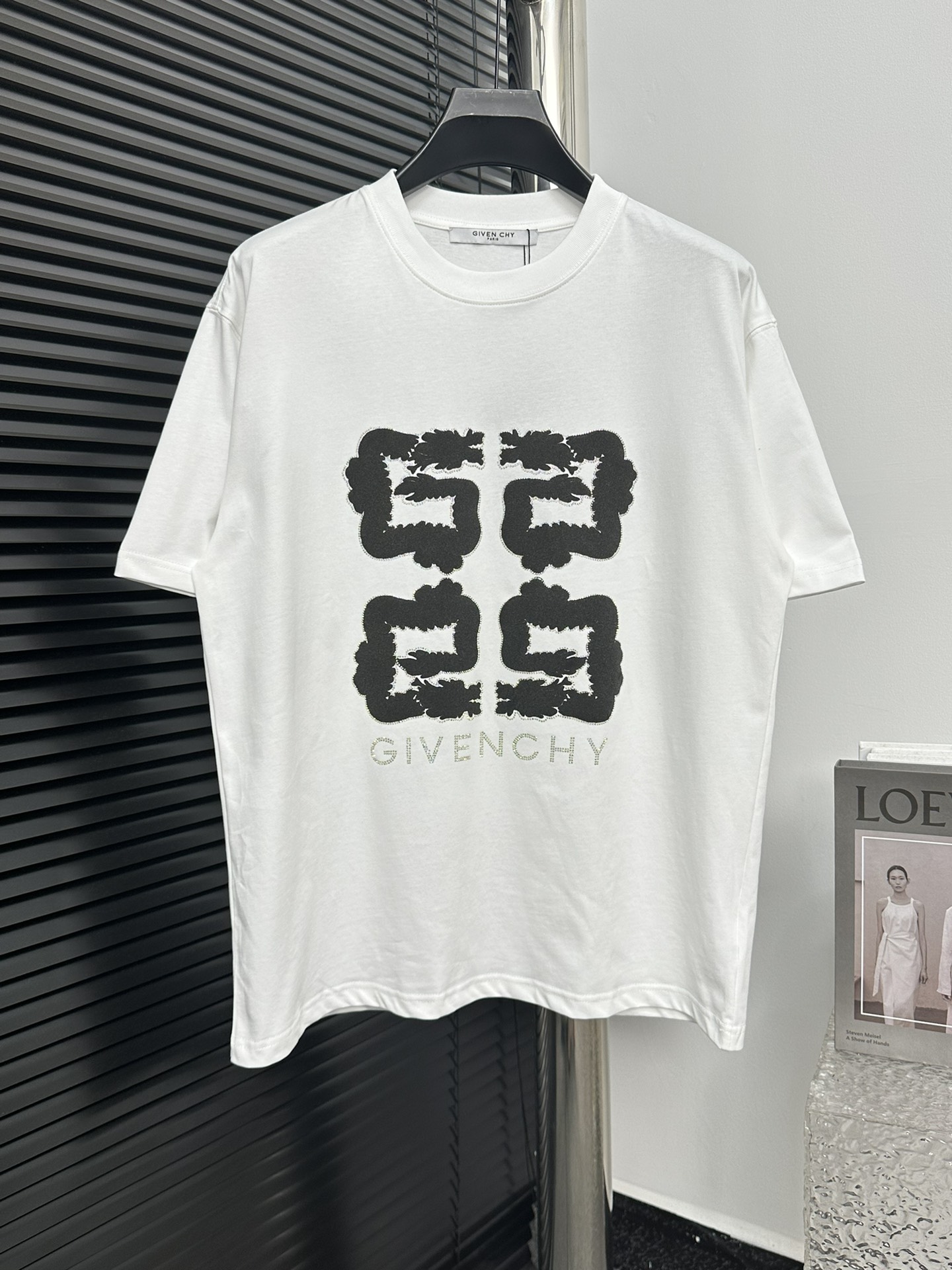 [Givenchy] Camiseta de manga corta con cuello redondo y diamantes de imitación de Givenchy 24ss. Está confeccionado con…