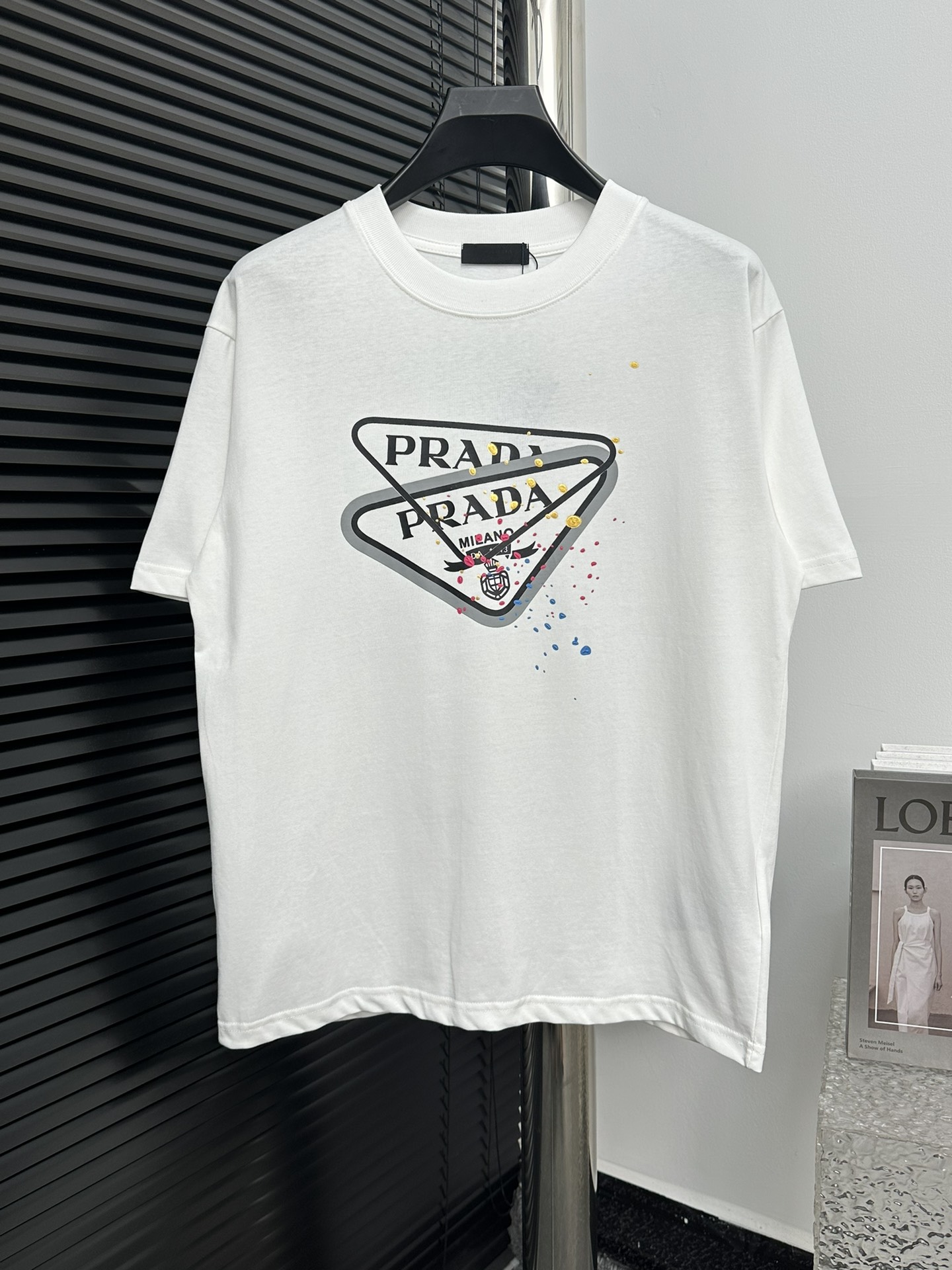【prada】Camiseta de manga corta Prada 24ss con logotipo y estampado de salpicaduras. Esta camiseta está hecha 100% de al…