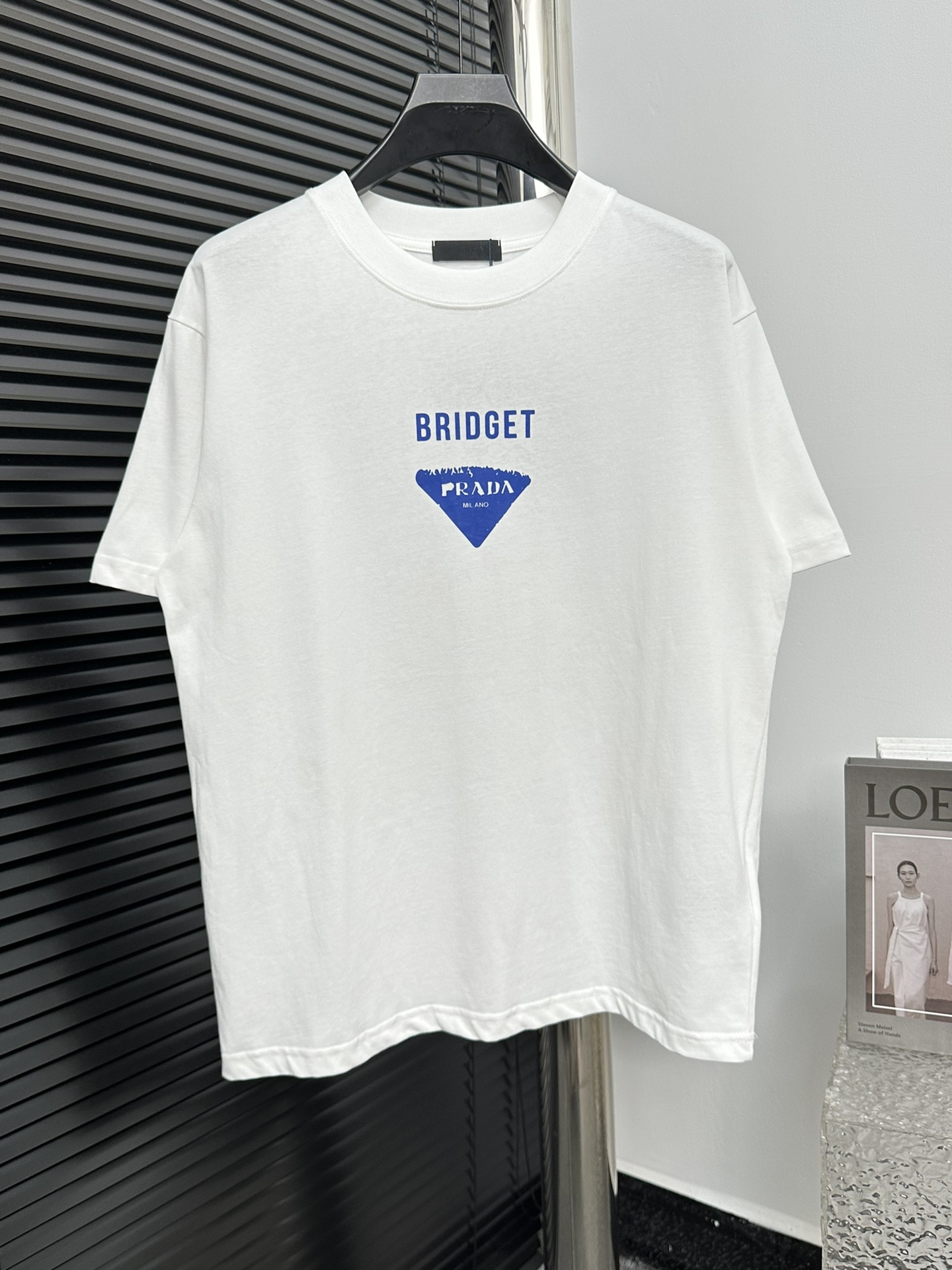 【prada】Camiseta de manga corta Prada 24ss con logotipo de personaje. Esta camiseta está hecha 100% de algodón, cómoda y…
