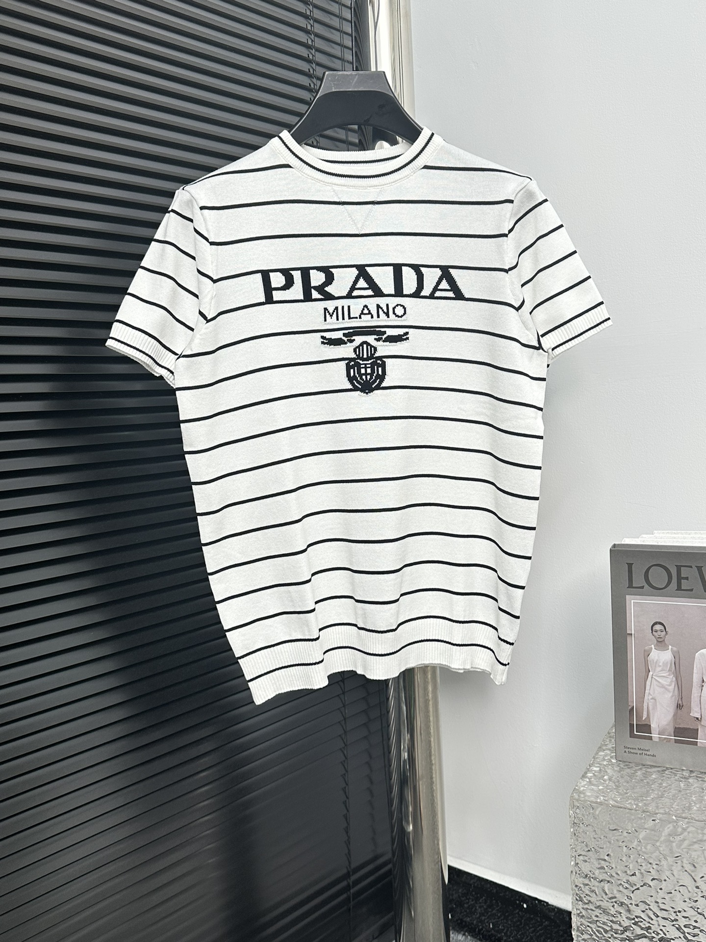 【Prada】Prada 24 nuevo modelo de camiseta de manga corta con logo incrustado y rayas, tejido de punto importado personal…