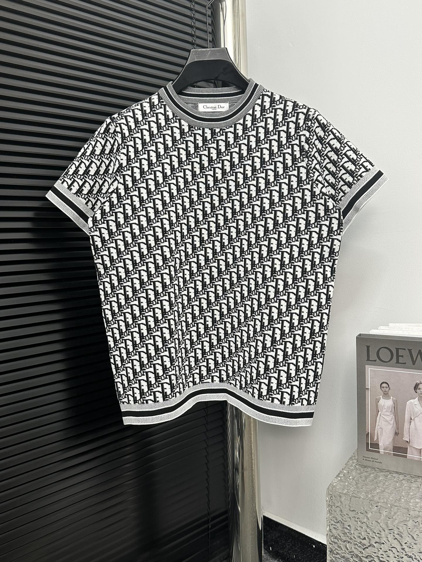 [Dior] Manga corta de punto con cuello redondo y estampado oscuro con estampado Dior. Tejido a máquina importado. Sin p…