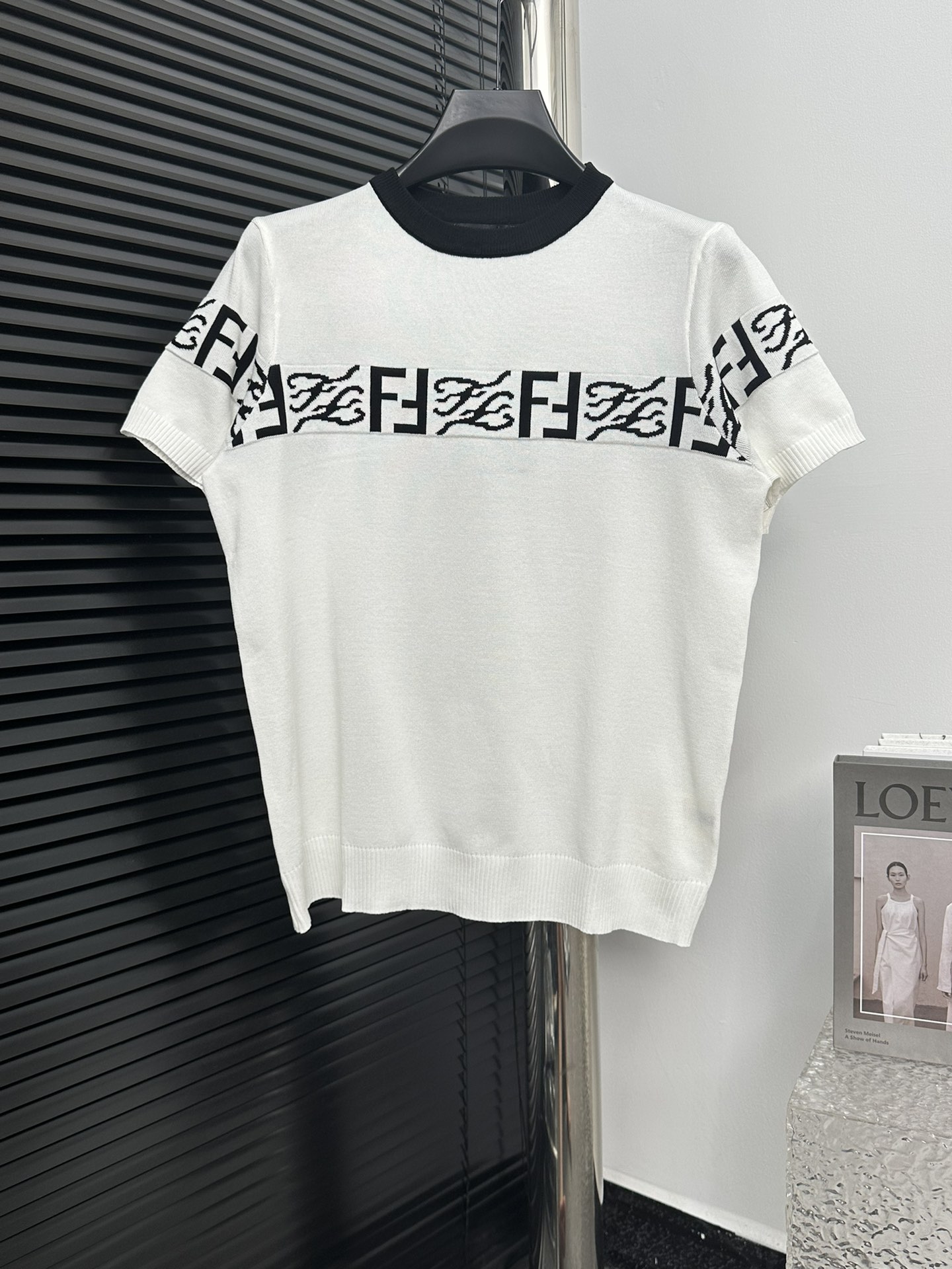 【FENDi】Fendi éxito de ventas 2024ss última camiseta de punto de manga corta, tacto muy cómodo, súper versátil…