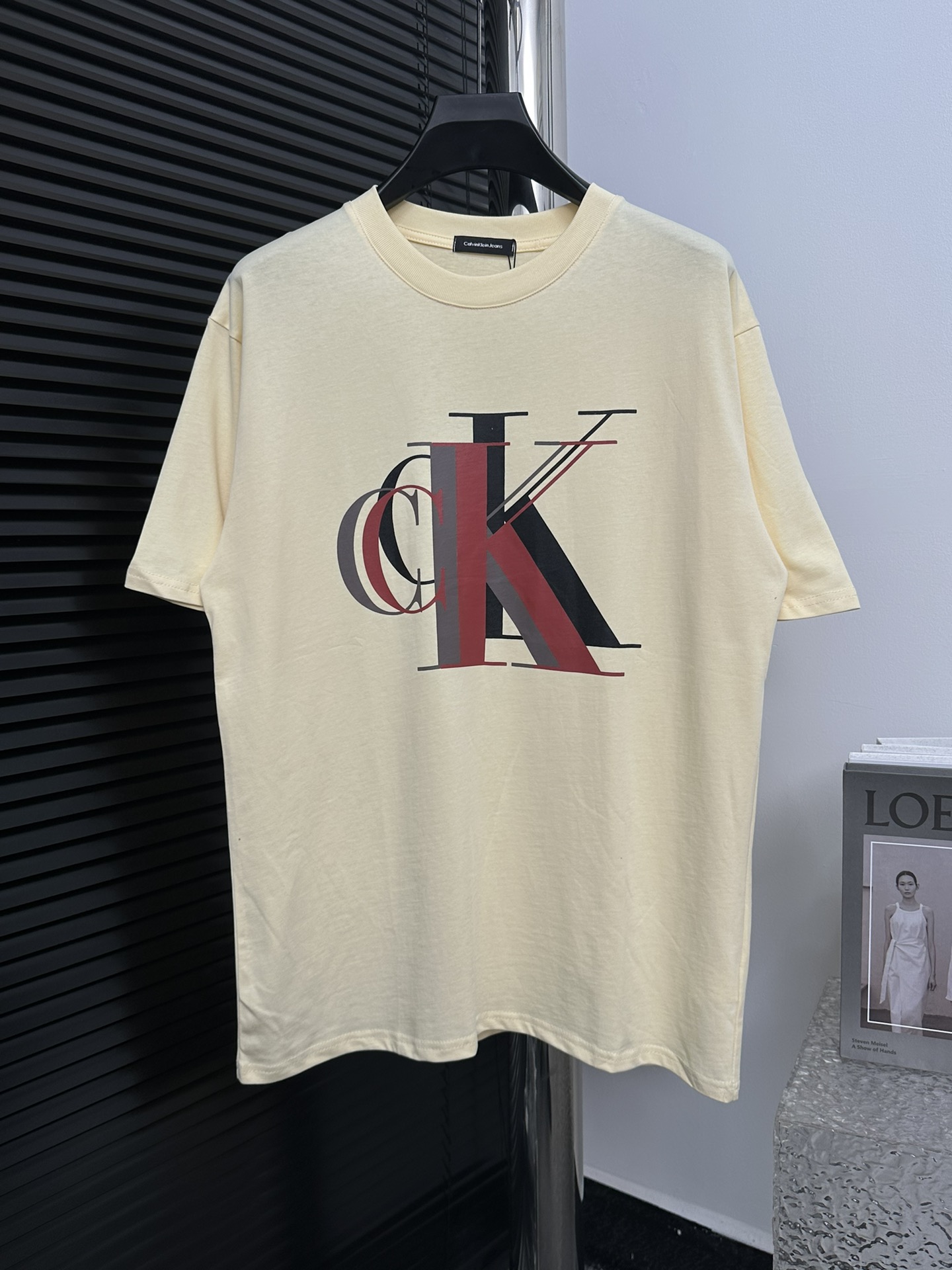 【𝐂𝐚𝐥𝐯𝐢𝐧 𝐊𝐥𝐞𝐢n】Camiseta CK 24SS de manga corta en blanco crema con logo fantasma retro. Debut de chi…