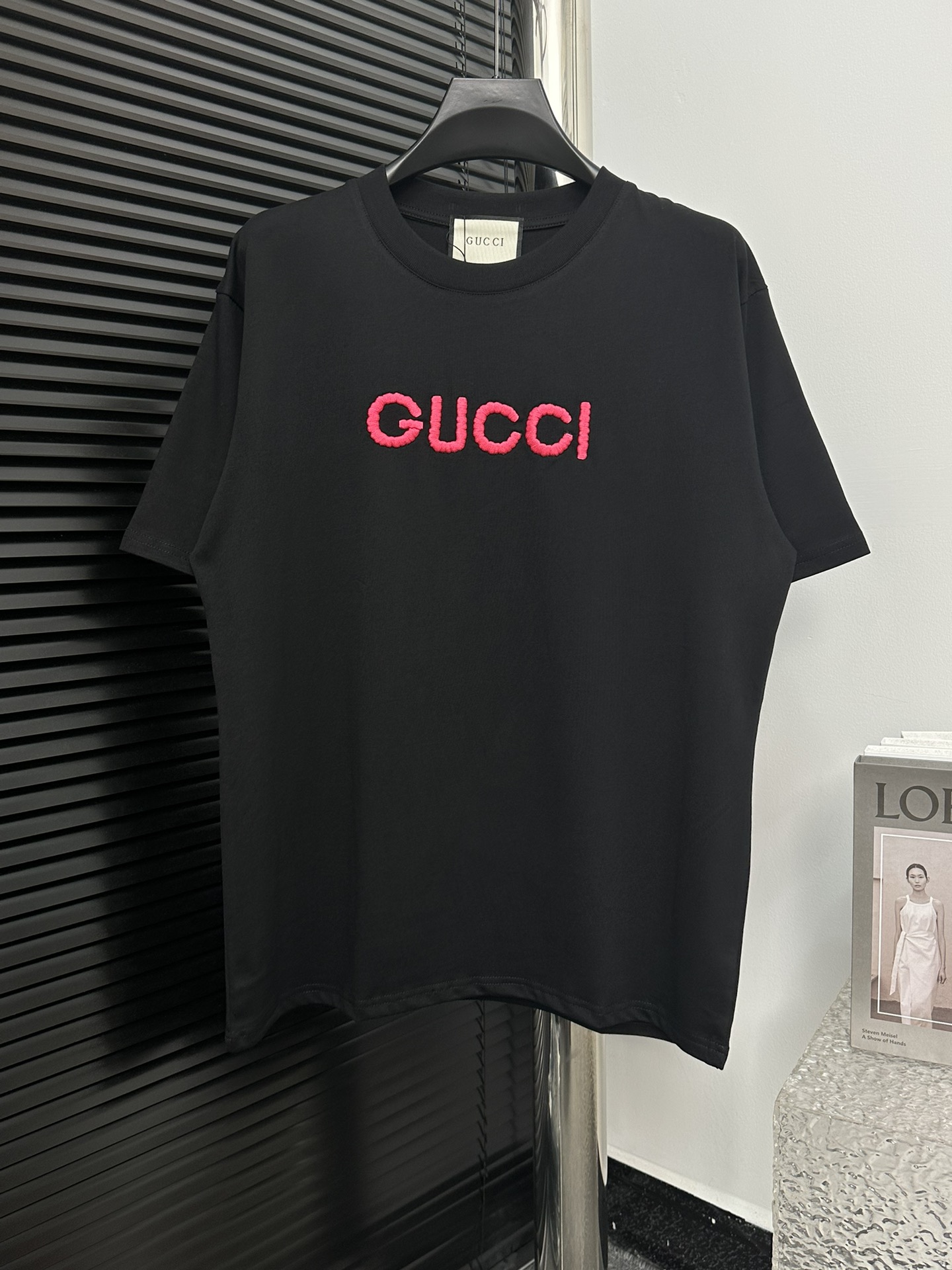【GUcci】 Camiseta nueva de principios de primavera 24, manga corta con logo bordado de letras en rosa, sincronizada con …