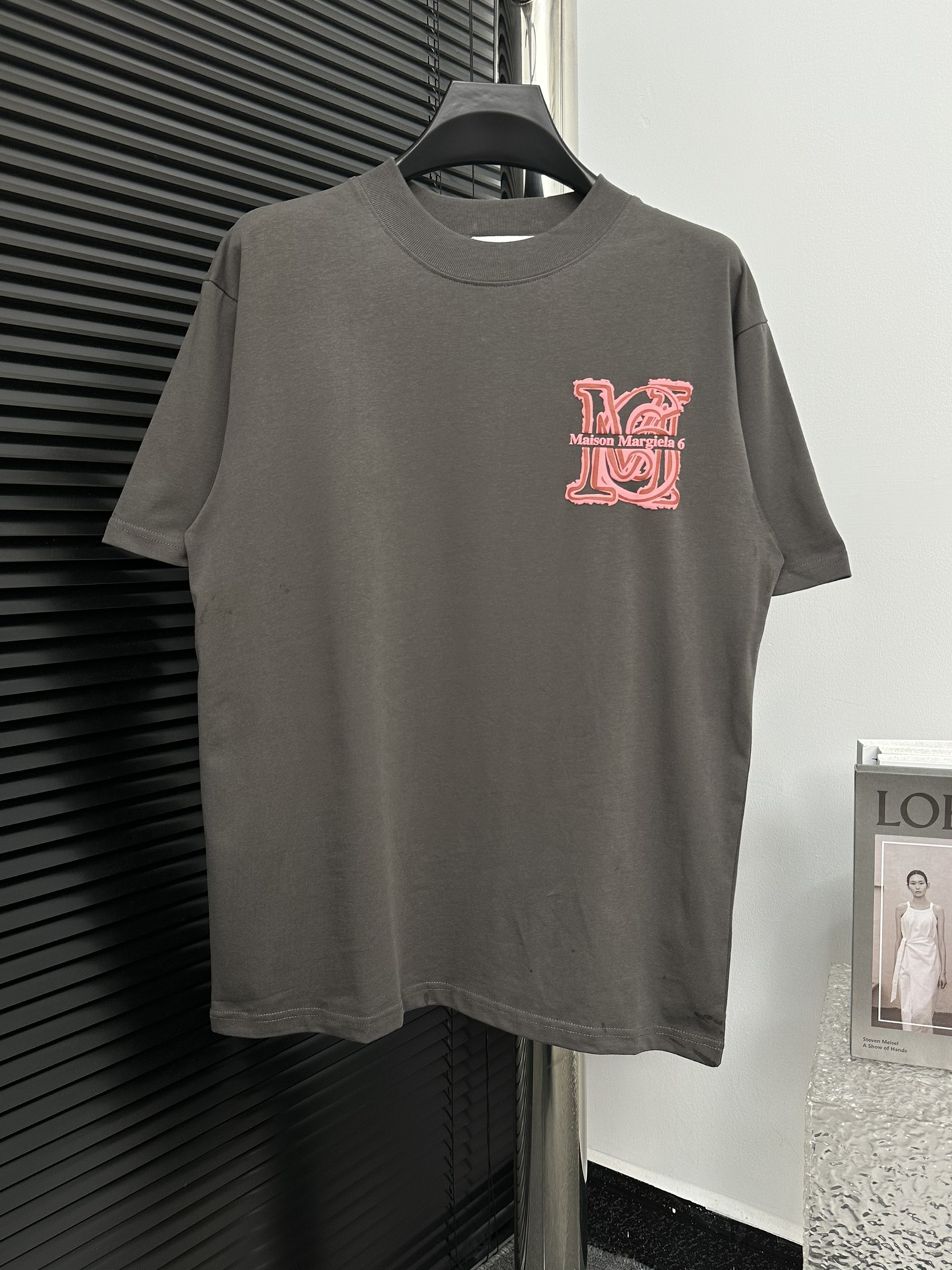 【MM6】Margiela 24ss camiseta de manga corta con cuello redondo y estampado de letras superpuestas en relieve, …
