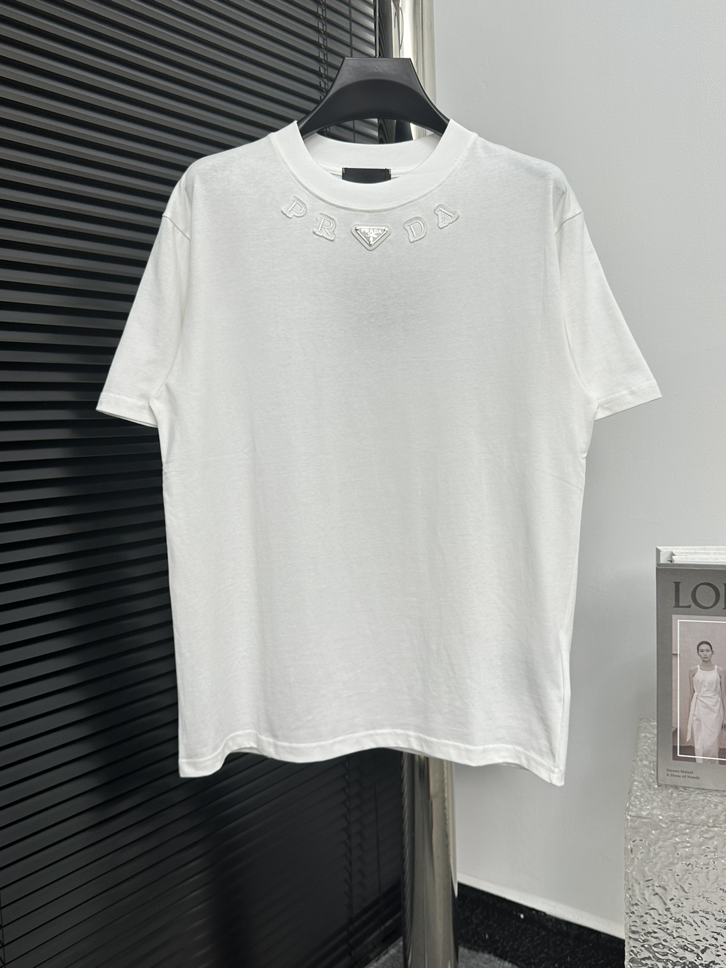 【PRADA】Prada 24ss primavera/verano nuevo diseño de camiseta de cuello redondo, con bordado de parche y etiqueta triangu…