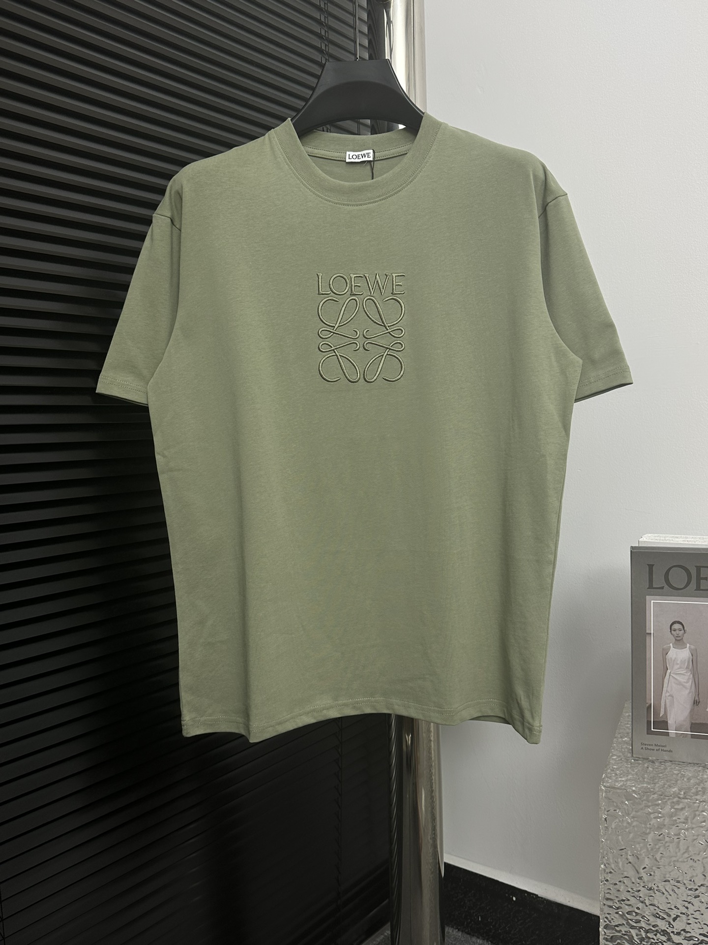🅿️85 【Loewe】罗意威 24ss 刺绣大logo短袖 精选240g棉质双纱面料打造。好打理，柔软舒服。胸前大logo徽标 进口机绣立体绣工艺 绣花立体饱满 亲肤感巨好~男女同款！各种身材都可轻松驾驭，可谓是实…