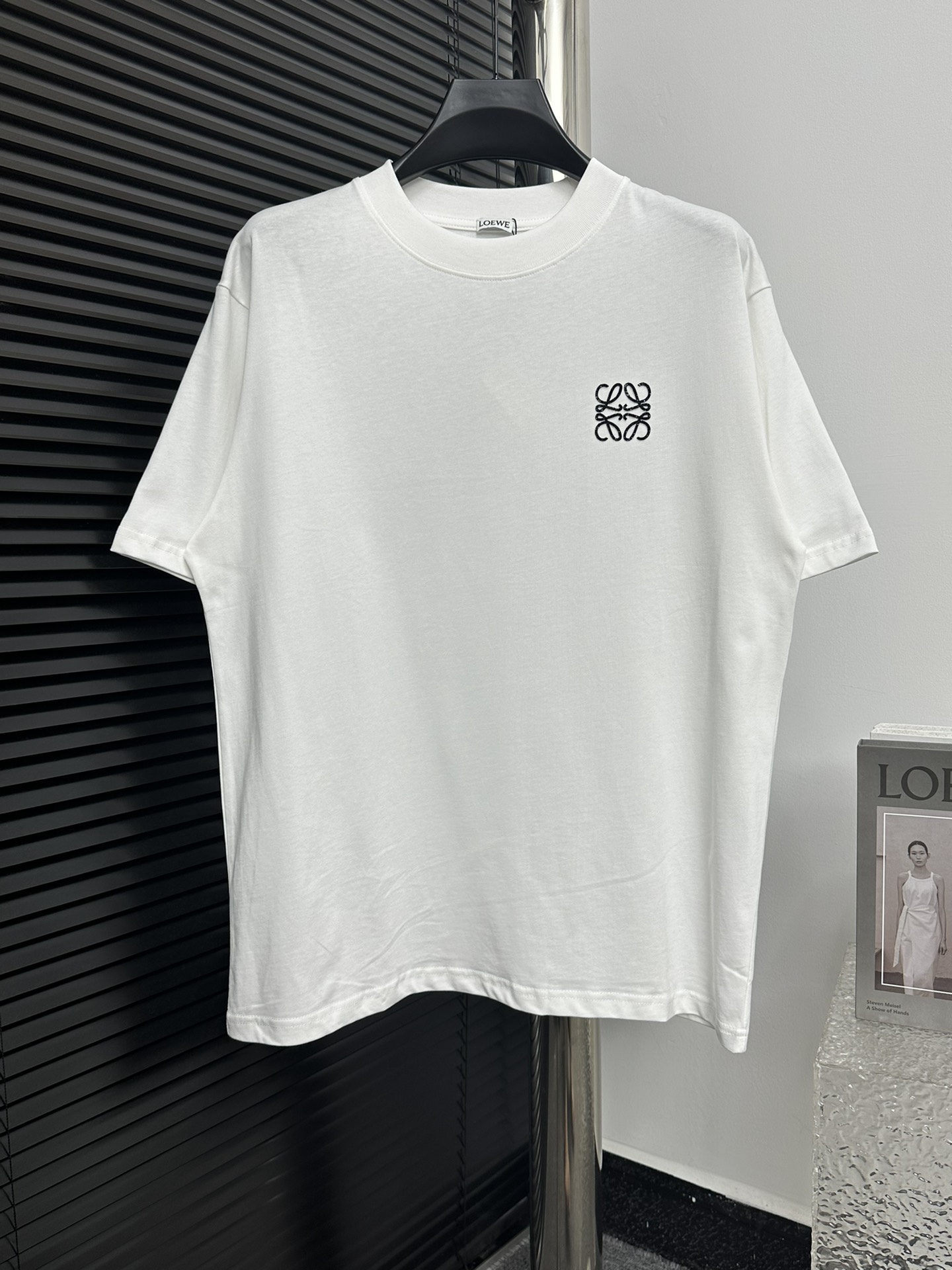 🅿️80 【LOEWE 】罗意威logo带钻圆领短袖T恤 采用独家定制240g原版1:1双股双纱纯棉面料，定织定染同缸无色差罗纹，定制1:1辅料，三标齐全，Oversize宽松版型，做工精细完美，面料柔软舒适且不变形，男女同款，区别市场…