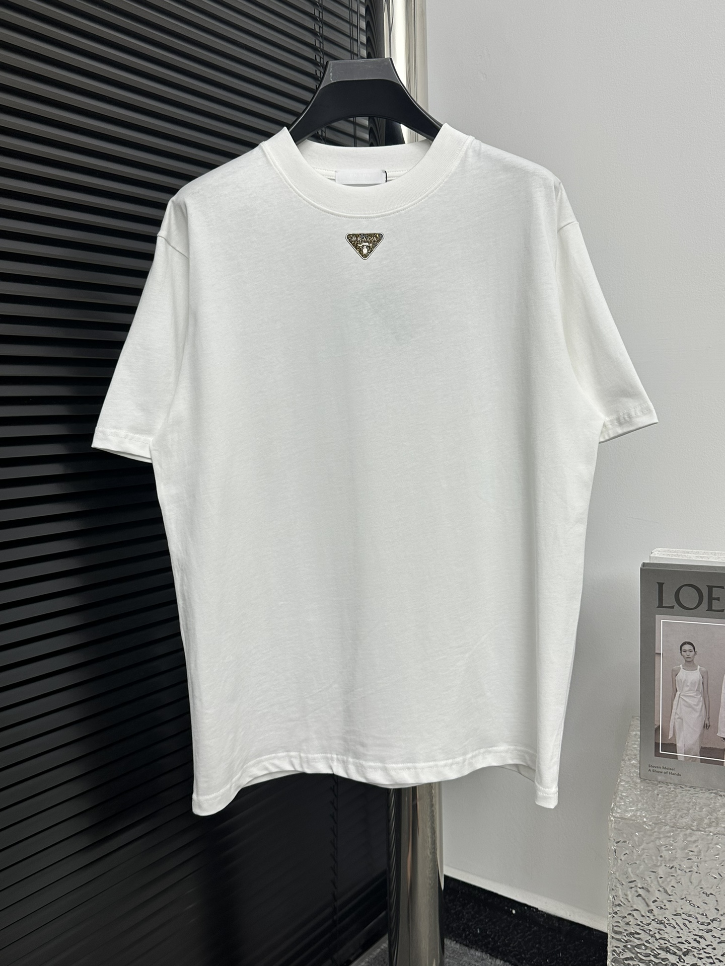 【PRADA】Prada camiseta de cuello redondo de manga corta con logo triangular de gran éxito 24ss, algodón de doble hilo de…
