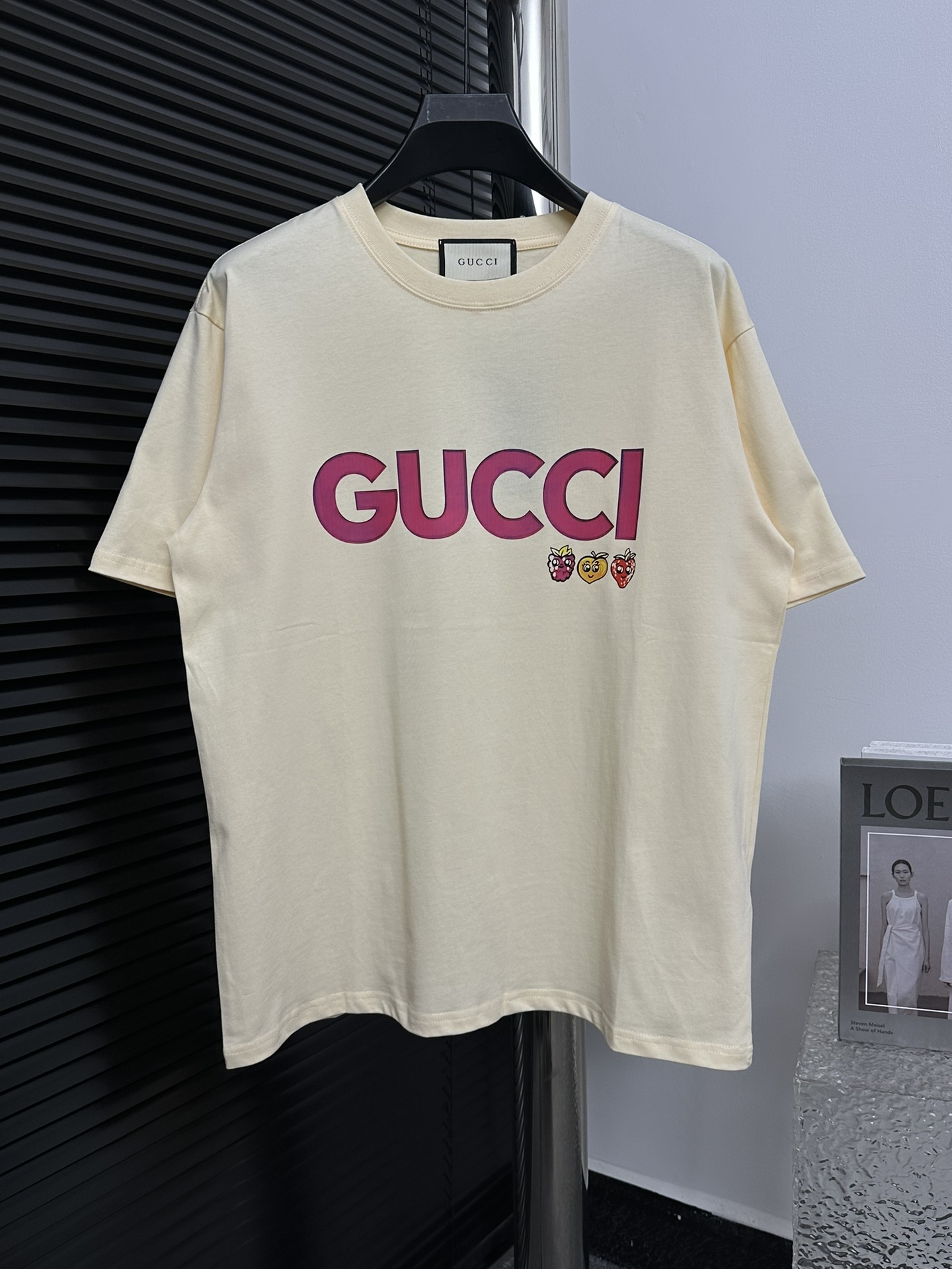 【Gucci】Camiseta de cuello redondo de manga corta de Gucci 24ss con logo de fresa 🍓, cuello redondo de moda, camiseta d…