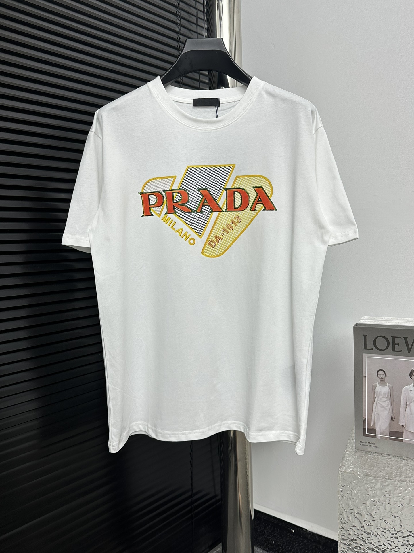 【Prada】Prada 24ss camiseta de cuello redondo de manga corta con letras, estilo simple y fresco, que muestra un temperam…