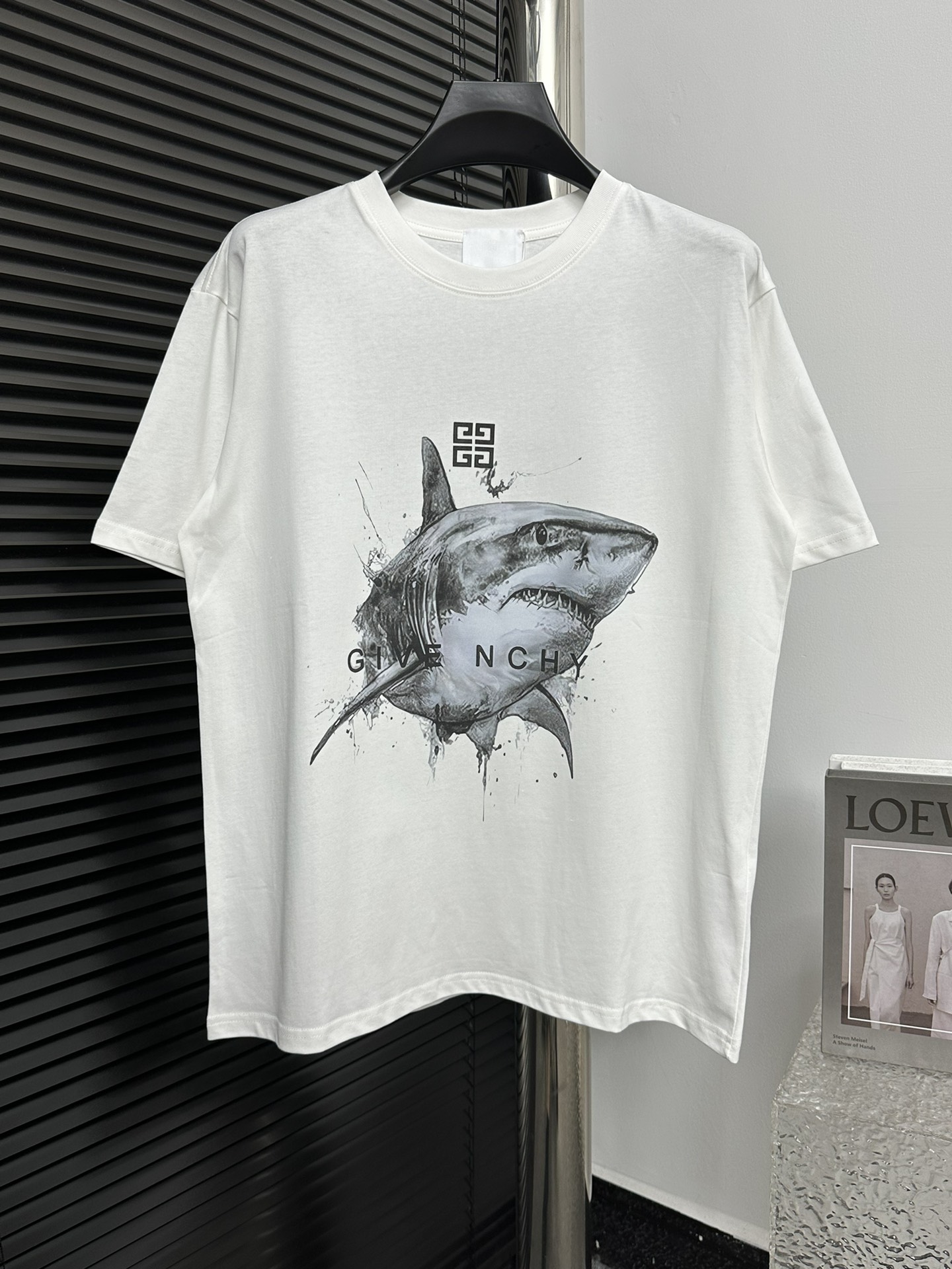 [Givenchy] La camiseta de manga corta con cuello redondo de primavera y verano de Givenchy Shark está hecha de tela de …