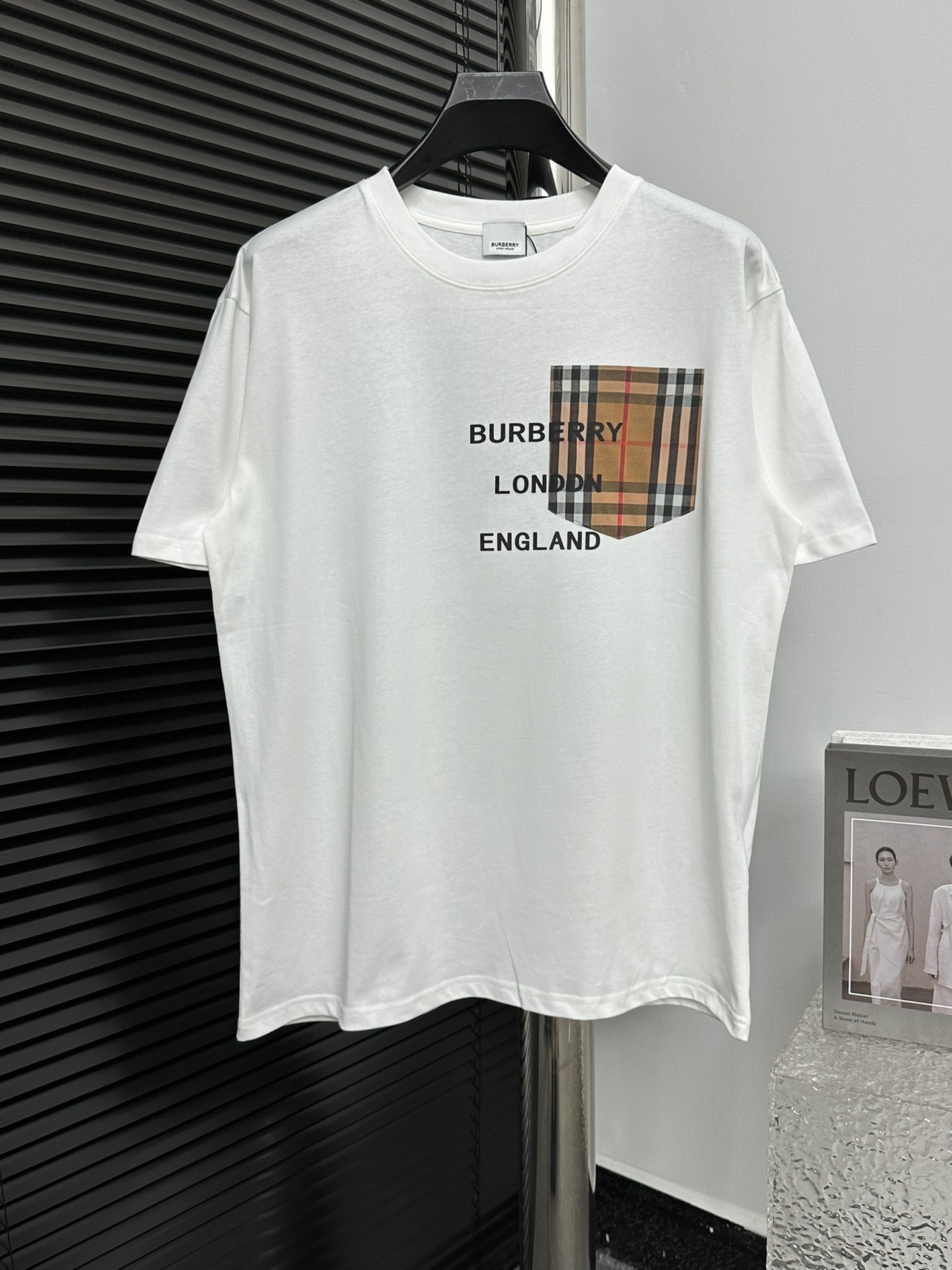 【BURBERRY】Camiseta de manga corta con bolsillo y letras de cuadros. El clásico patrón vintage de cuadros narr…