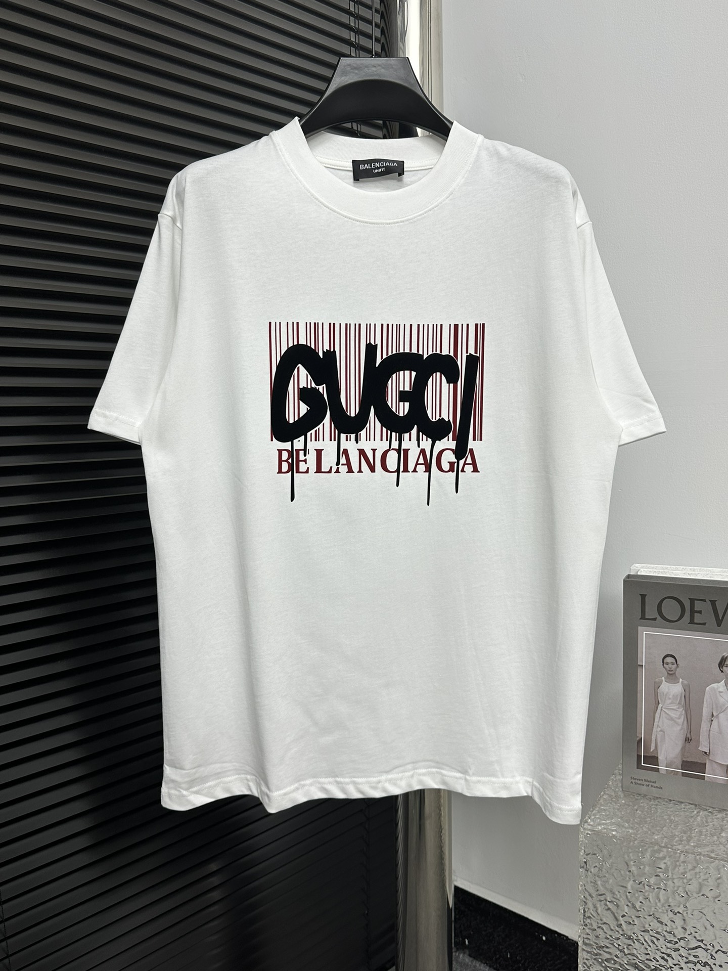 【GUCCi*balen】Gucci 2024ss camiseta de cuello redondo con flocking, camiseta de cuello redondo moderna, esta camiseta ti…