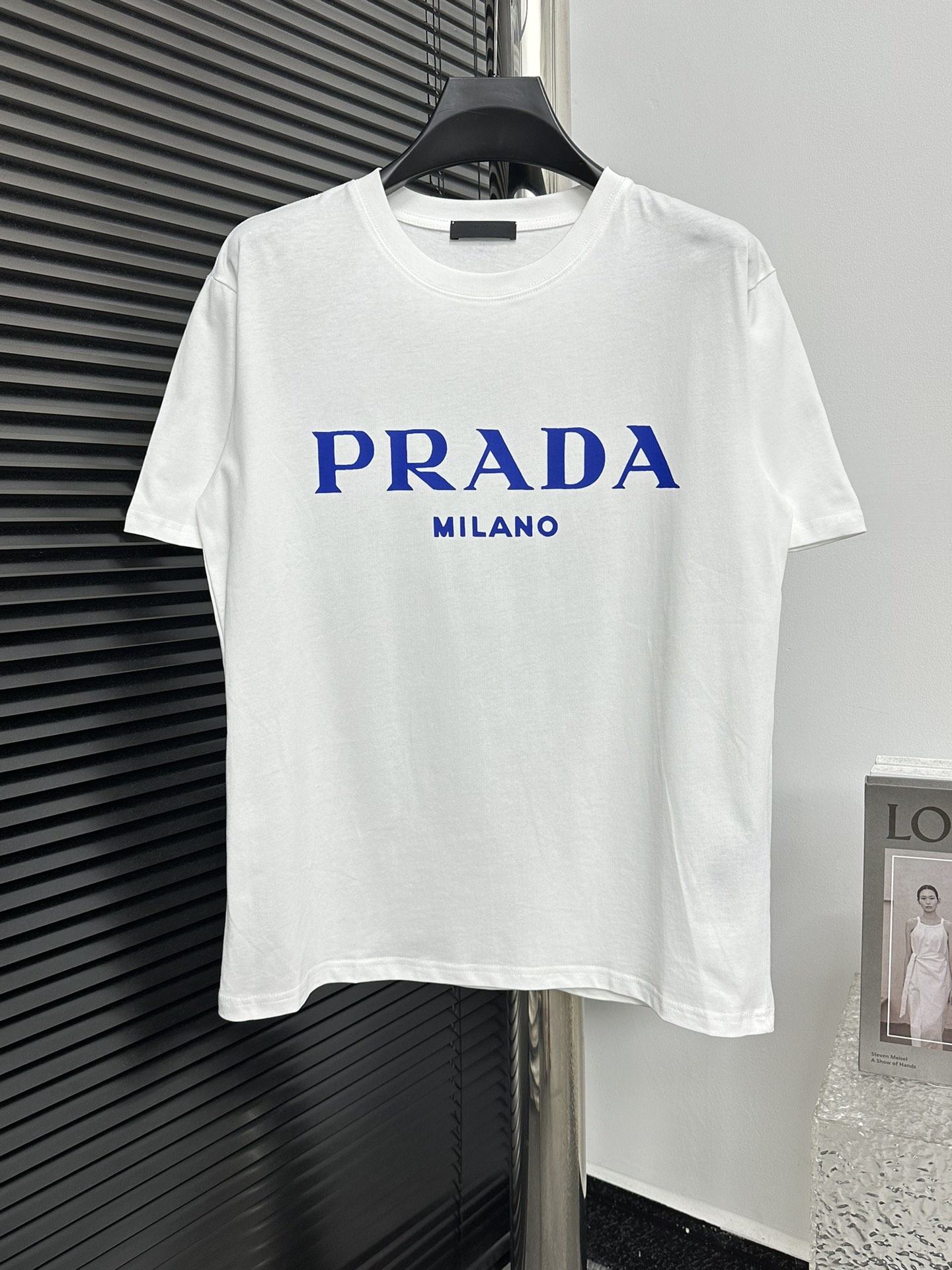 【Prada】Prada 24ss nuevo diseño de camiseta casual de manga corta, estilo moderno y versátil, tela importada, tacto súpe…