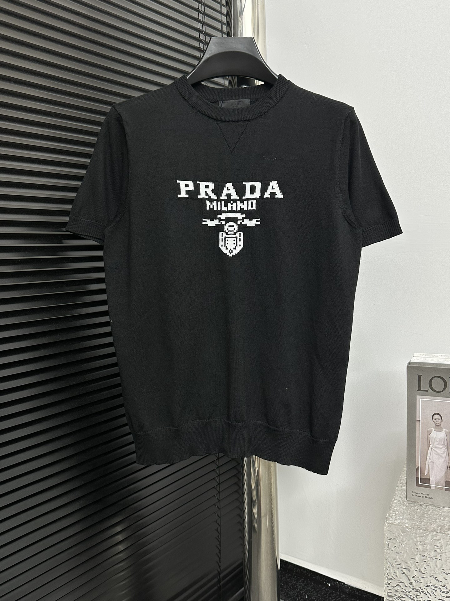 Con lana 【PRADA】Prada nuevo diseño de camiseta de punto jacquard de cuello redondo de manga corta, confeccion…