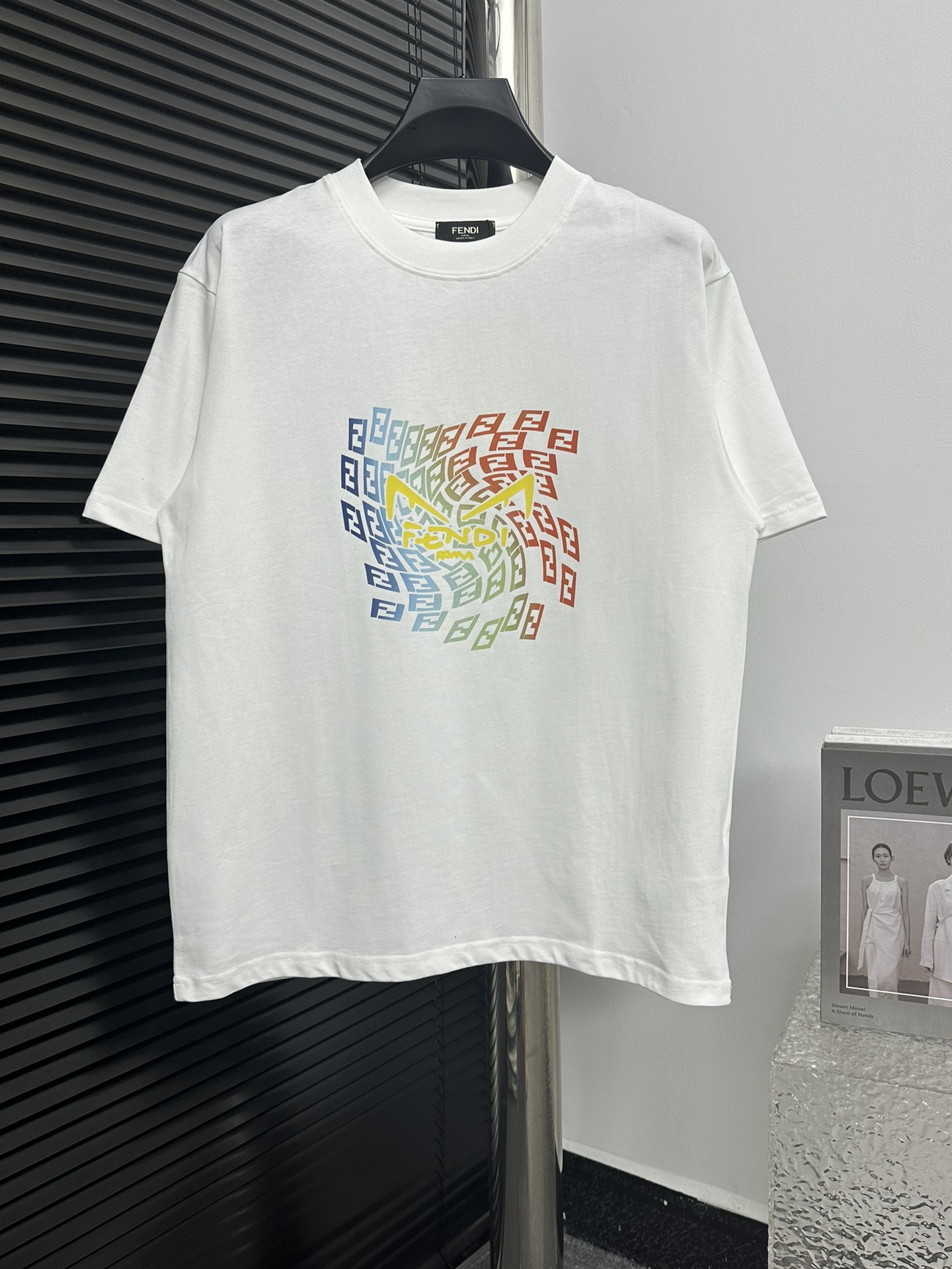 【FENDI】芬迪24ss眼睛logo印花t恤短袖 精选优质240g纯棉面料，触感软糯亲肤细腻，实物到手绝对超乎你的想象，贴身无比舒适透气，即便是汗流浃背也不会有腻身及闷热感可言，将排汗吸湿性发挥到了极致! 颜色：黑色 白色 尺码：Xs-L