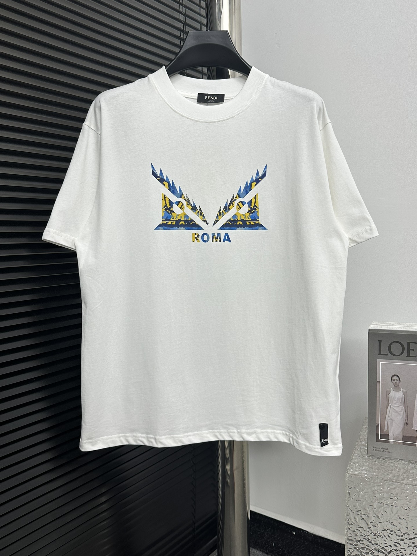 【FENDI】芬迪24ss印花t恤短袖 精选优质240g纯棉面料，触感软糯亲肤细腻，实物到手绝对超乎你的想象，贴身无比舒适透气，即便是汗流浃背也不会有腻身及闷热感可言，将排汗吸湿性发挥到了极致! 颜色：黑色 白色 尺码…