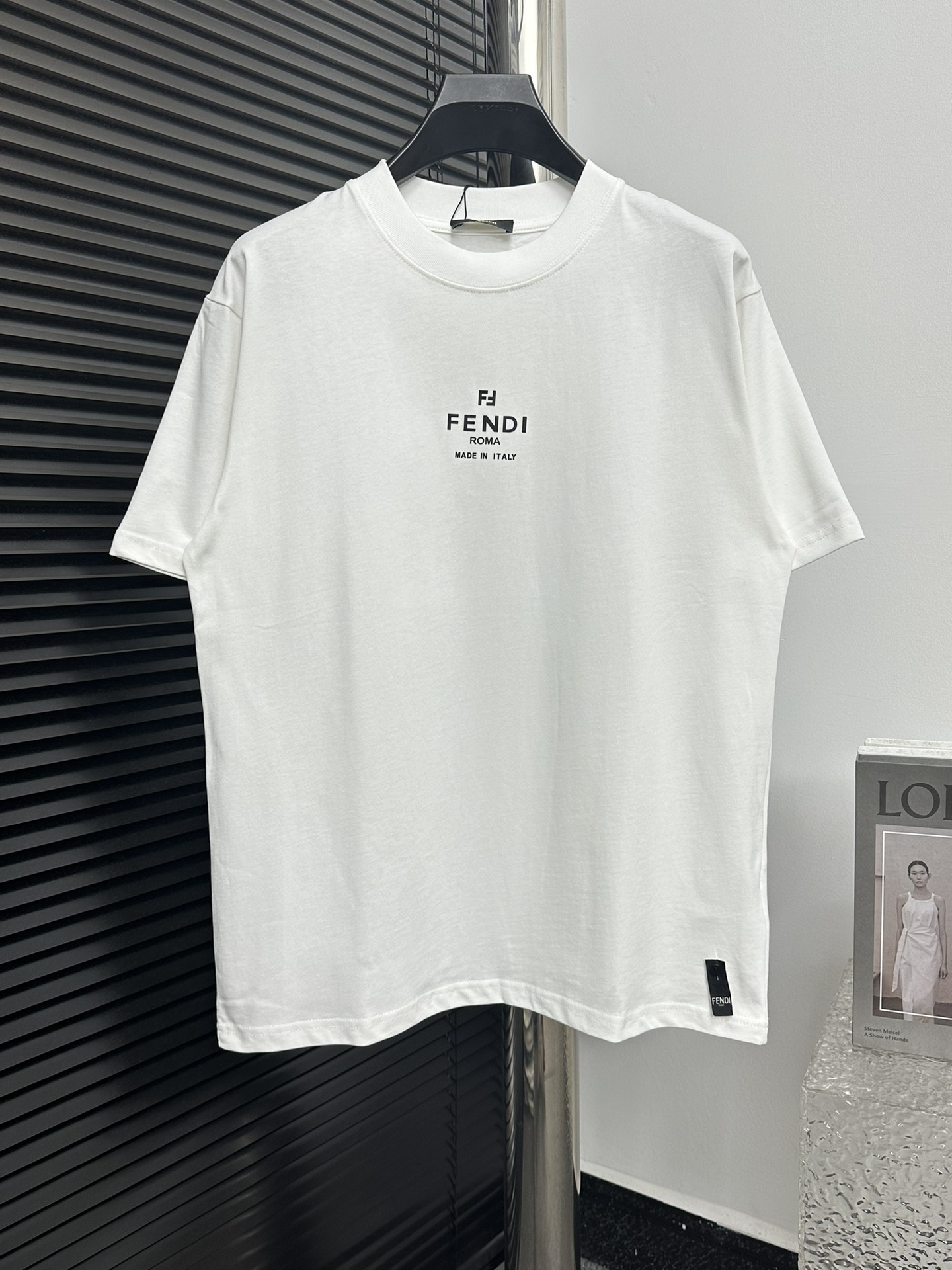 【Fendi】芬迪 简约logo小字母短袖T恤 定制240双纱棉面料 手感非常柔软舒服 简约双F logo印花,质感厚实,色泽更为均匀靓丽, 棱角分明立体感十足彰显慵懒随性, 年轻活力！！！ 颜色：白色，黑色 尺码 ：…